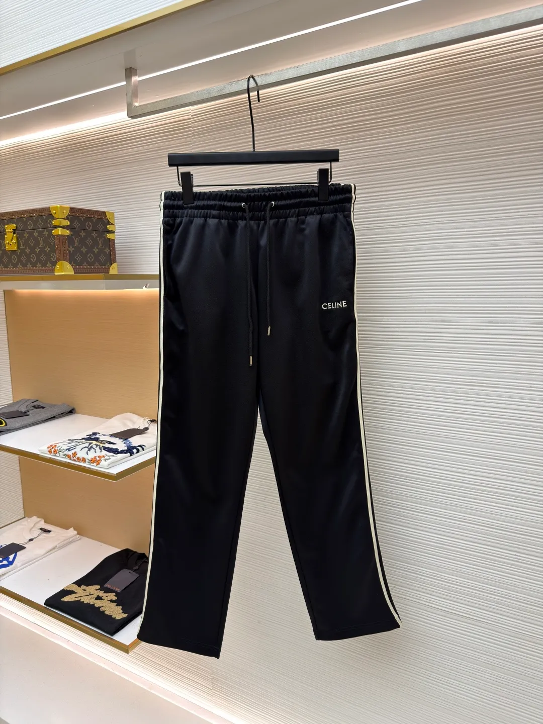 Celine side webbing spliced ​​trousers ●Original version: Purchased and developed for 4999 ●Item number: 1681406-B05 ●Material: pure cotton fabric ●Technology: webbing production ●Color: black ●Version: fitted version ●Weight: about 475 grams ●Size: XS-S-M-L ●Description: This trousers is made of high-quality smooth fabric, with a crisp texture and good drape. The waist has a drawstring design and an elastic elastic band, which can flexibly adjust the waist circumference to suit different body shapes. The white stripes on the side are made of precision sewing technology and are smoothly connected to the black trousers, with straight and smooth lines. The "CELINE" brand logo on the trousers is three-dimensional embroidery, with fine and even stitching and a strong three-dimensional effect. The overall cut is a straight version, neat and elegant, comfortable and unrestricted to wear. From fabric selection to embroidery and splicing technology, every detail reflects the brand's strict control of quality. It integrates casual sports style with high-end fashion technology, which not only has brand recognition, but also ensures the practicality and fashion sense of wearing. The overall wiring is straight and delicate, the fabric is comfortable and soft, and the color is consistent without color difference. It can be matched with the same style to create a fashionable look and control various occasions. Customized accessories, complete with three standards, same style for men and women!
