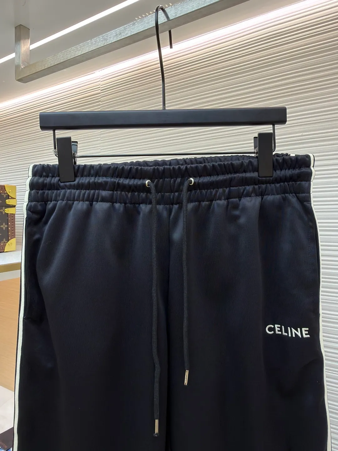 Celine side webbing spliced ​​trousers ●Original version: Purchased and developed for 4999 ●Item number: 1681406-B05 ●Material: pure cotton fabric ●Technology: webbing production ●Color: black ●Version: fitted version ●Weight: about 475 grams ●Size: XS-S-M-L ●Description: This trousers is made of high-quality smooth fabric, with a crisp texture and good drape. The waist has a drawstring design and an elastic elastic band, which can flexibly adjust the waist circumference to suit different body shapes. The white stripes on the side are made of precision sewing technology and are smoothly connected to the black trousers, with straight and smooth lines. The "CELINE" brand logo on the trousers is three-dimensional embroidery, with fine and even stitching and a strong three-dimensional effect. The overall cut is a straight version, neat and elegant, comfortable and unrestricted to wear. From fabric selection to embroidery and splicing technology, every detail reflects the brand's strict control of quality. It integrates casual sports style with high-end fashion technology, which not only has brand recognition, but also ensures the practicality and fashion sense of wearing. The overall wiring is straight and delicate, the fabric is comfortable and soft, and the color is consistent without color difference. It can be matched with the same style to create a fashionable look and control various occasions. Customized accessories, complete with three standards, same style for men and women!