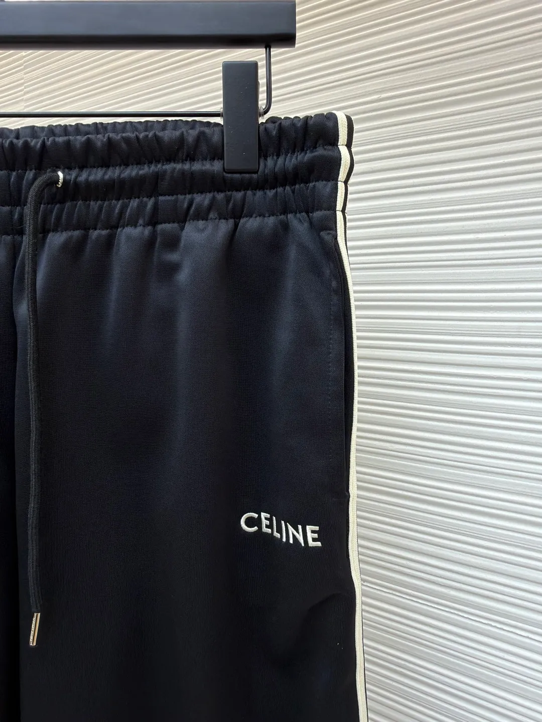 Celine side webbing spliced ​​trousers ●Original version: Purchased and developed for 4999 ●Item number: 1681406-B05 ●Material: pure cotton fabric ●Technology: webbing production ●Color: black ●Version: fitted version ●Weight: about 475 grams ●Size: XS-S-M-L ●Description: This trousers is made of high-quality smooth fabric, with a crisp texture and good drape. The waist has a drawstring design and an elastic elastic band, which can flexibly adjust the waist circumference to suit different body shapes. The white stripes on the side are made of precision sewing technology and are smoothly connected to the black trousers, with straight and smooth lines. The "CELINE" brand logo on the trousers is three-dimensional embroidery, with fine and even stitching and a strong three-dimensional effect. The overall cut is a straight version, neat and elegant, comfortable and unrestricted to wear. From fabric selection to embroidery and splicing technology, every detail reflects the brand's strict control of quality. It integrates casual sports style with high-end fashion technology, which not only has brand recognition, but also ensures the practicality and fashion sense of wearing. The overall wiring is straight and delicate, the fabric is comfortable and soft, and the color is consistent without color difference. It can be matched with the same style to create a fashionable look and control various occasions. Customized accessories, complete with three standards, same style for men and women!
