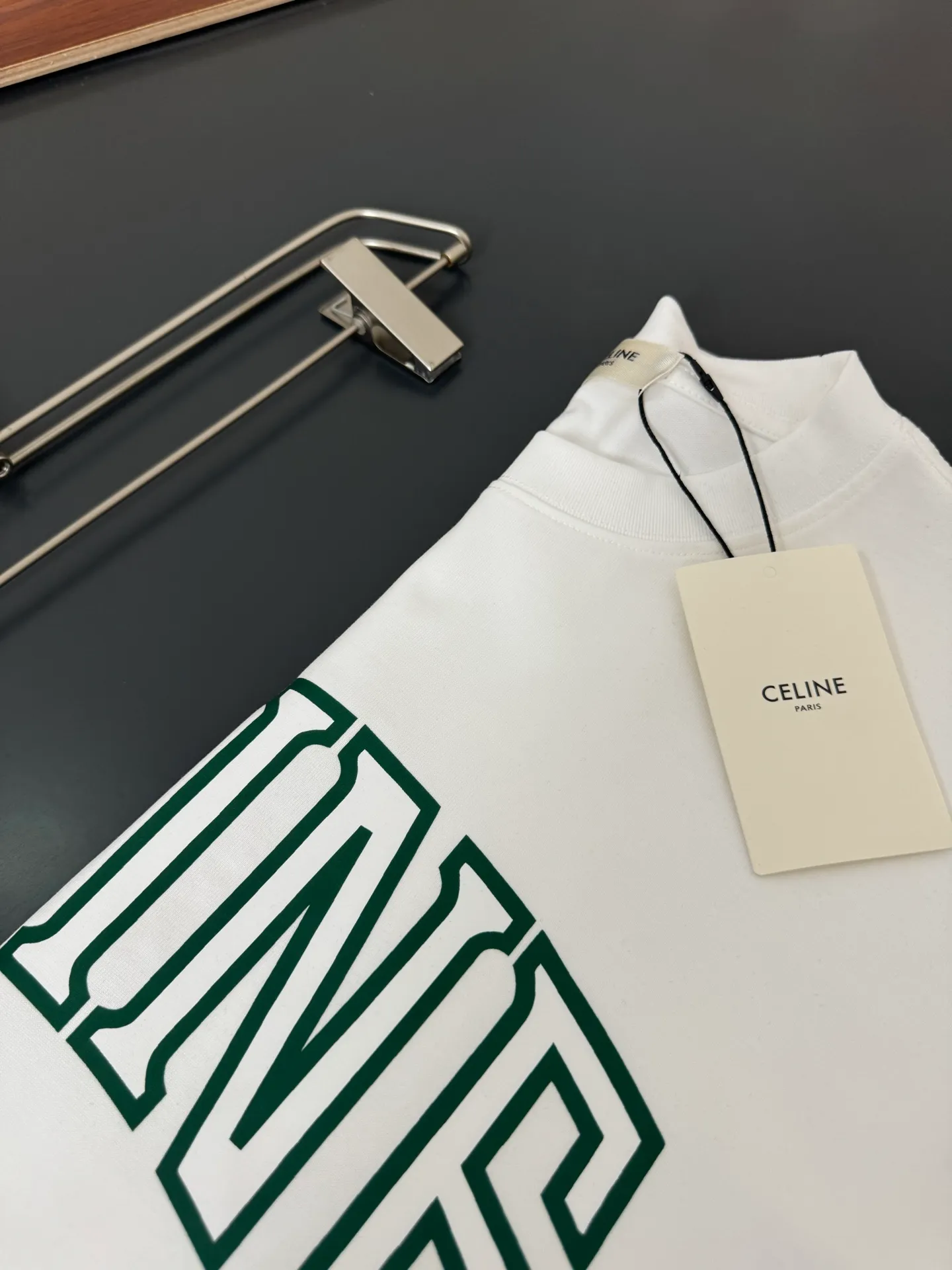 🅿️200 CELINE* Celine* 320g heavyweight pure cotton T-shirt with loose fit and three-dimensional printed logo design. Spring and summer new round neck fashionable short-sleeved T-shirt. Comfortable against the skin, durable and easy to wear. Meticulous original craftsmanship, a must-have for casual and versatile colors: white black. Size: S M L XL XXL