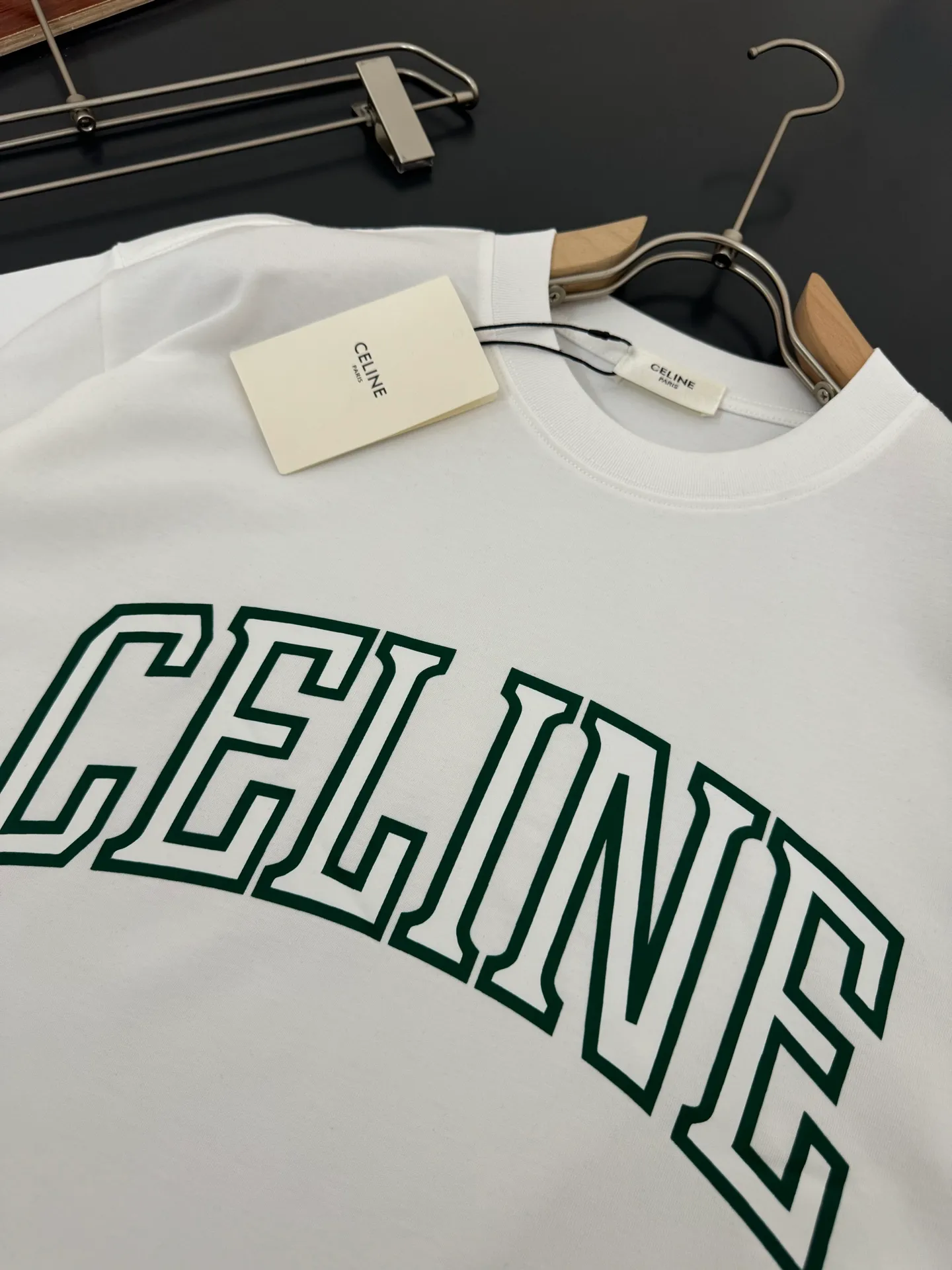 🅿️200 CELINE* Celine* 320g heavyweight pure cotton T-shirt with loose fit and three-dimensional printed logo design. Spring and summer new round neck fashionable short-sleeved T-shirt. Comfortable against the skin, durable and easy to wear. Meticulous original craftsmanship, a must-have for casual and versatile colors: white black. Size: S M L XL XXL