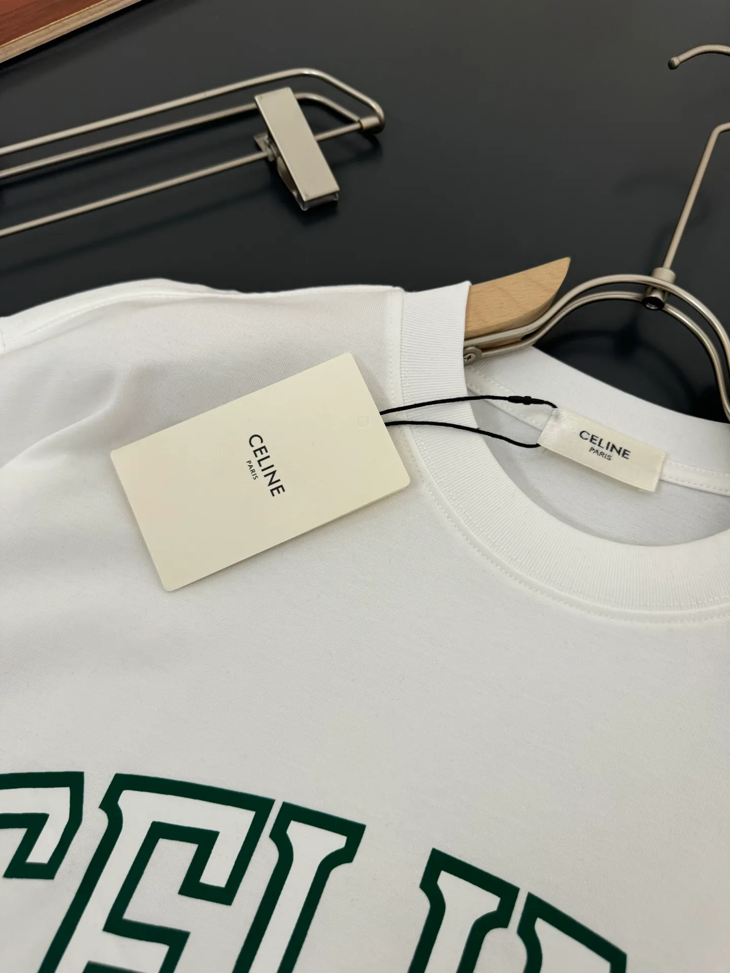 🅿️200 CELINE* Celine* 320g heavyweight pure cotton T-shirt with loose fit and three-dimensional printed logo design. Spring and summer new round neck fashionable short-sleeved T-shirt. Comfortable against the skin, durable and easy to wear. Meticulous original craftsmanship, a must-have for casual and versatile colors: white black. Size: S M L XL XXL