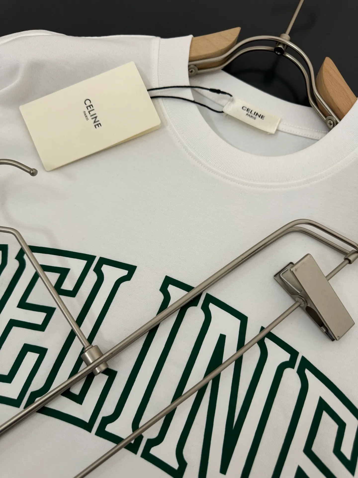 🅿️200 CELINE* Celine* 320g heavyweight pure cotton T-shirt with loose fit and three-dimensional printed logo design. Spring and summer new round neck fashionable short-sleeved T-shirt. Comfortable against the skin, durable and easy to wear. Meticulous original craftsmanship, a must-have for casual and versatile colors: white black. Size: S M L XL XXL