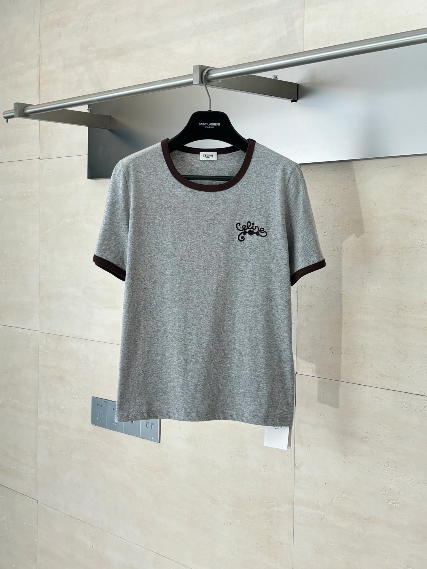 🅿️250 Celine*/Celine 25Ss new round neck embroidered short-sleeved T-shirt. Imported 100% cotton material, comfortable, breathable and full of texture. All-over plain base with contrasting edge design on the collar and cuffs. Iconic letter embroidery decoration on the chest highlights the brand tone, and the upper body is simple and elegant. Regular short-sleeved T-shirt tailoring to create a personalized style. It is stylish when worn alone. Size: S/M/L
