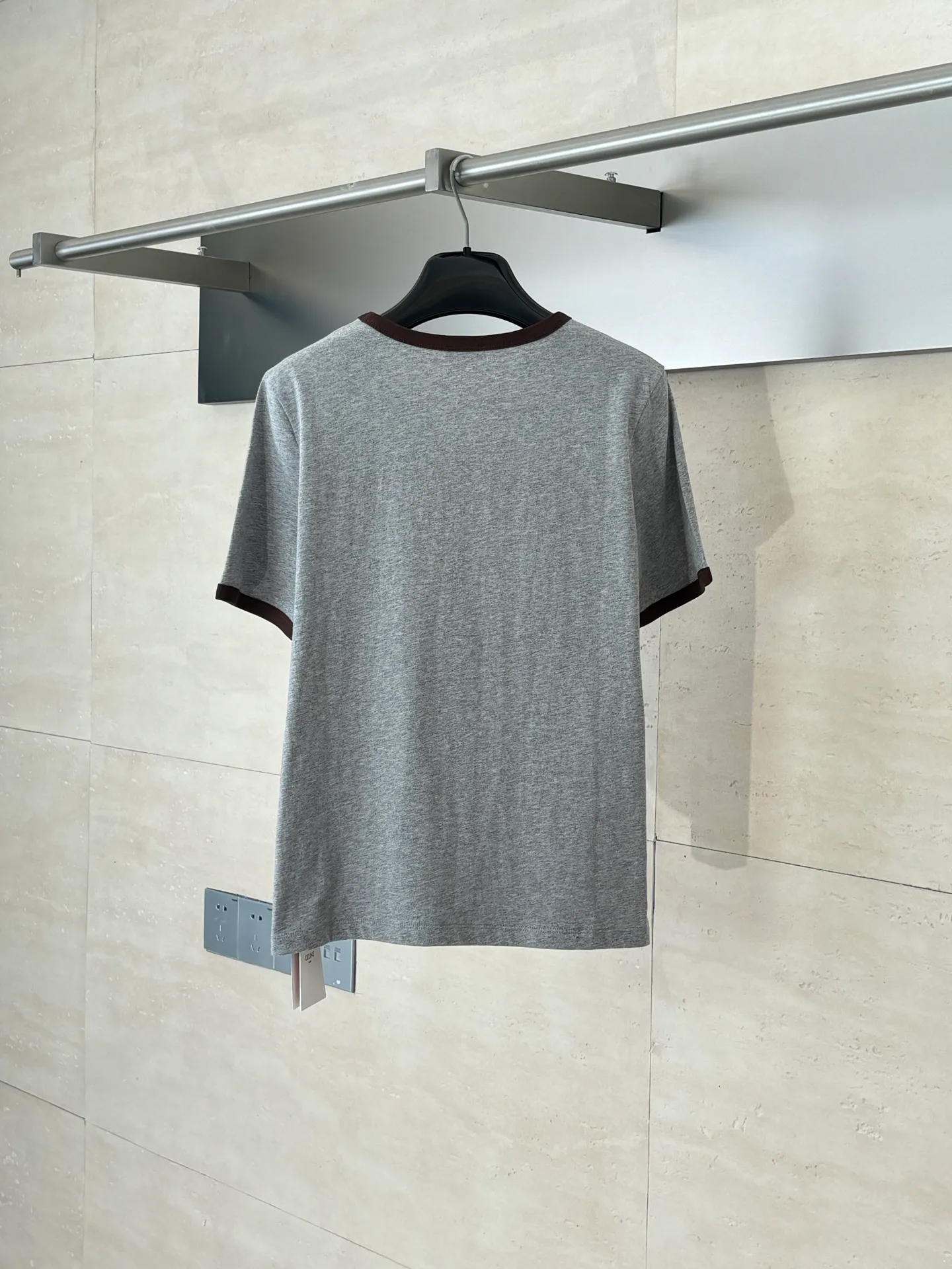 🅿️250 Celine*/Celine 25Ss new round neck embroidered short-sleeved T-shirt. Imported 100% cotton material, comfortable, breathable and full of texture. All-over plain base with contrasting edge design on the collar and cuffs. Iconic letter embroidery decoration on the chest highlights the brand tone, and the upper body is simple and elegant. Regular short-sleeved T-shirt tailoring to create a personalized style. It is stylish when worn alone. Size: S/M/L
