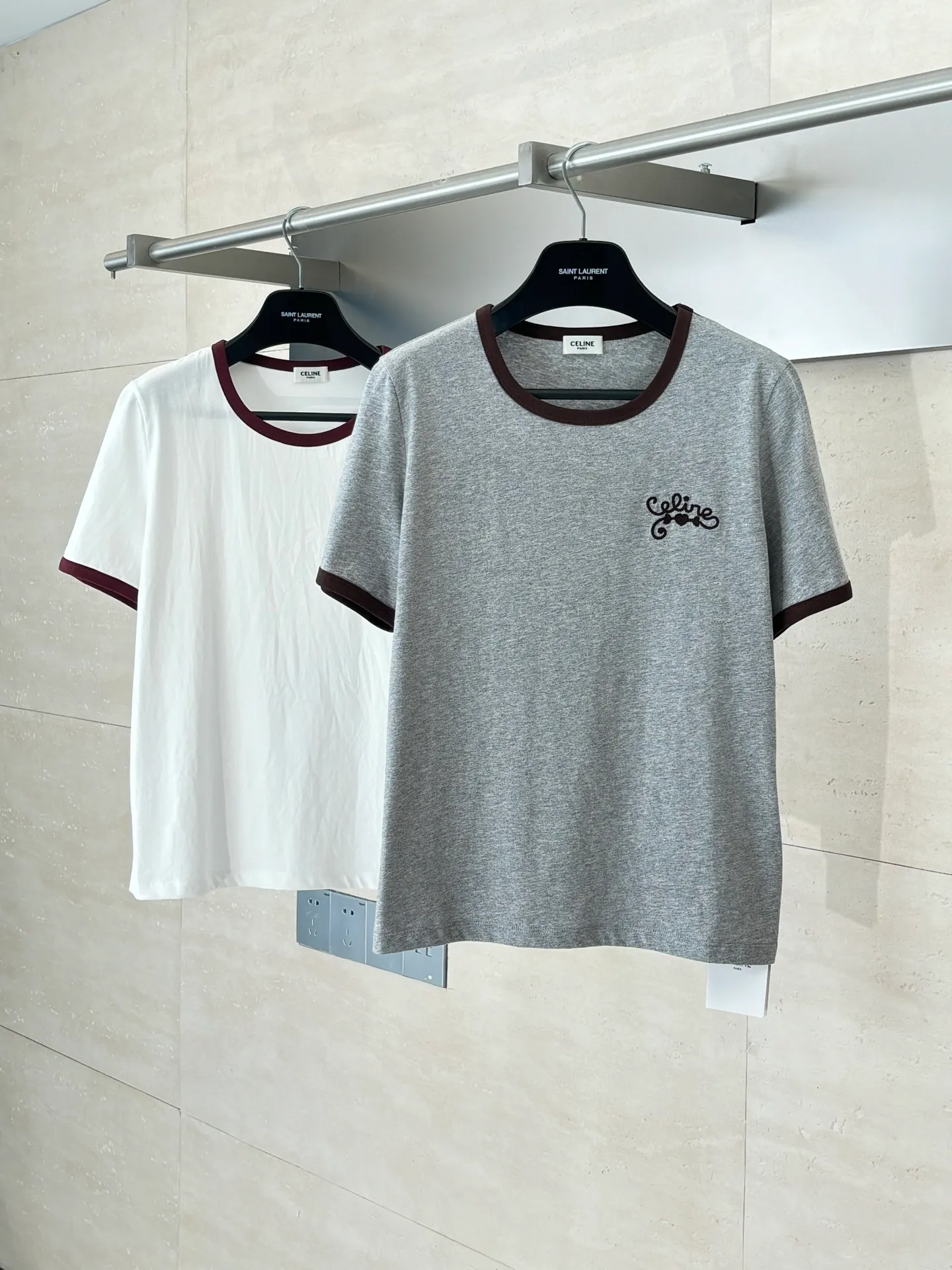 🅿️250 Celine*/Celine 25Ss new round neck embroidered short-sleeved T-shirt. Imported 100% cotton material, comfortable, breathable and full of texture. All-over plain base with contrasting edge design on the collar and cuffs. Iconic letter embroidery decoration on the chest highlights the brand tone, and the upper body is simple and elegant. Regular short-sleeved T-shirt tailoring to create a personalized style. It is stylish when worn alone. Size: S/M/L