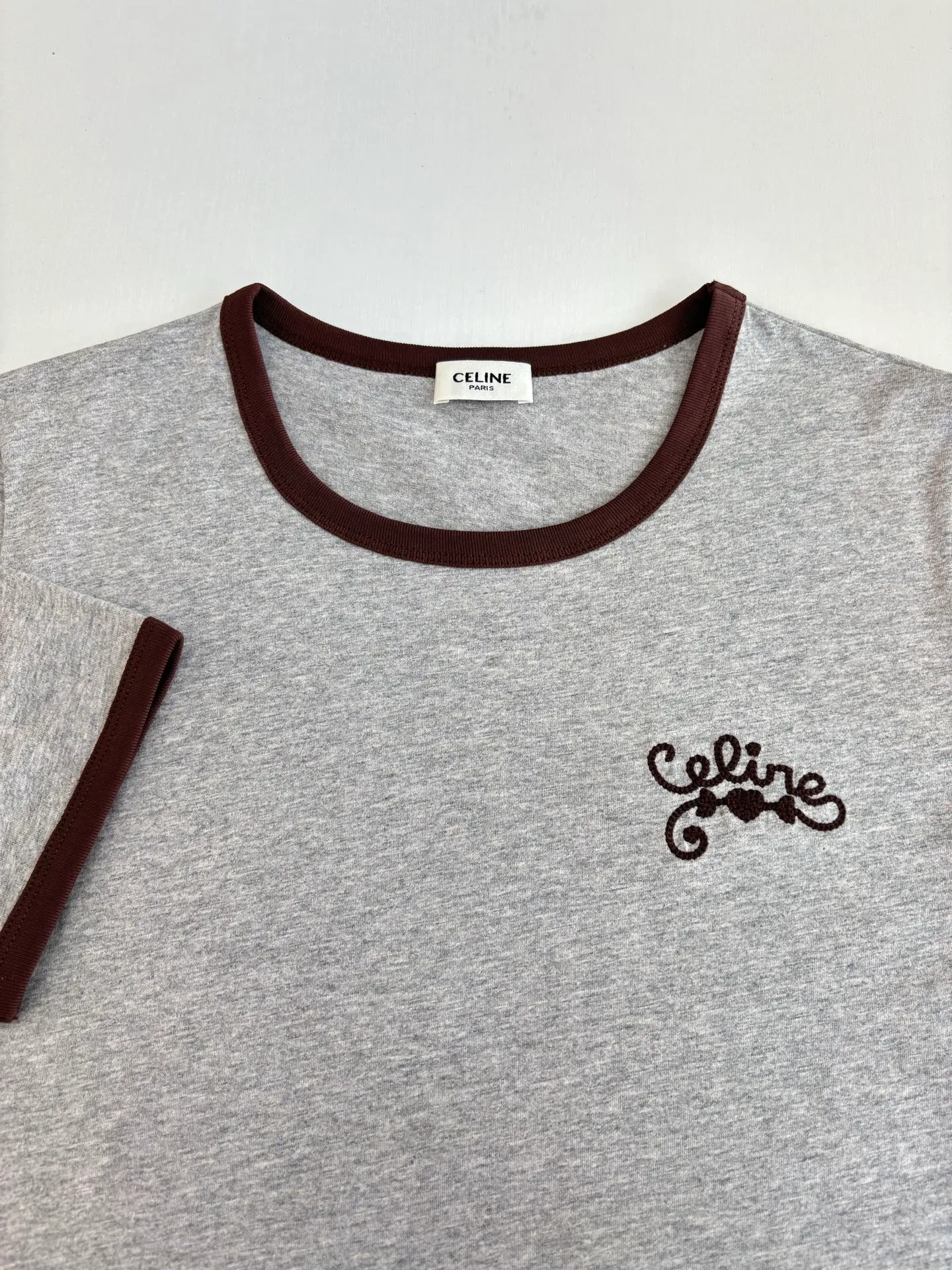 🅿️250 Celine*/Celine 25Ss new round neck embroidered short-sleeved T-shirt. Imported 100% cotton material, comfortable, breathable and full of texture. All-over plain base with contrasting edge design on the collar and cuffs. Iconic letter embroidery decoration on the chest highlights the brand tone, and the upper body is simple and elegant. Regular short-sleeved T-shirt tailoring to create a personalized style. It is stylish when worn alone. Size: S/M/L