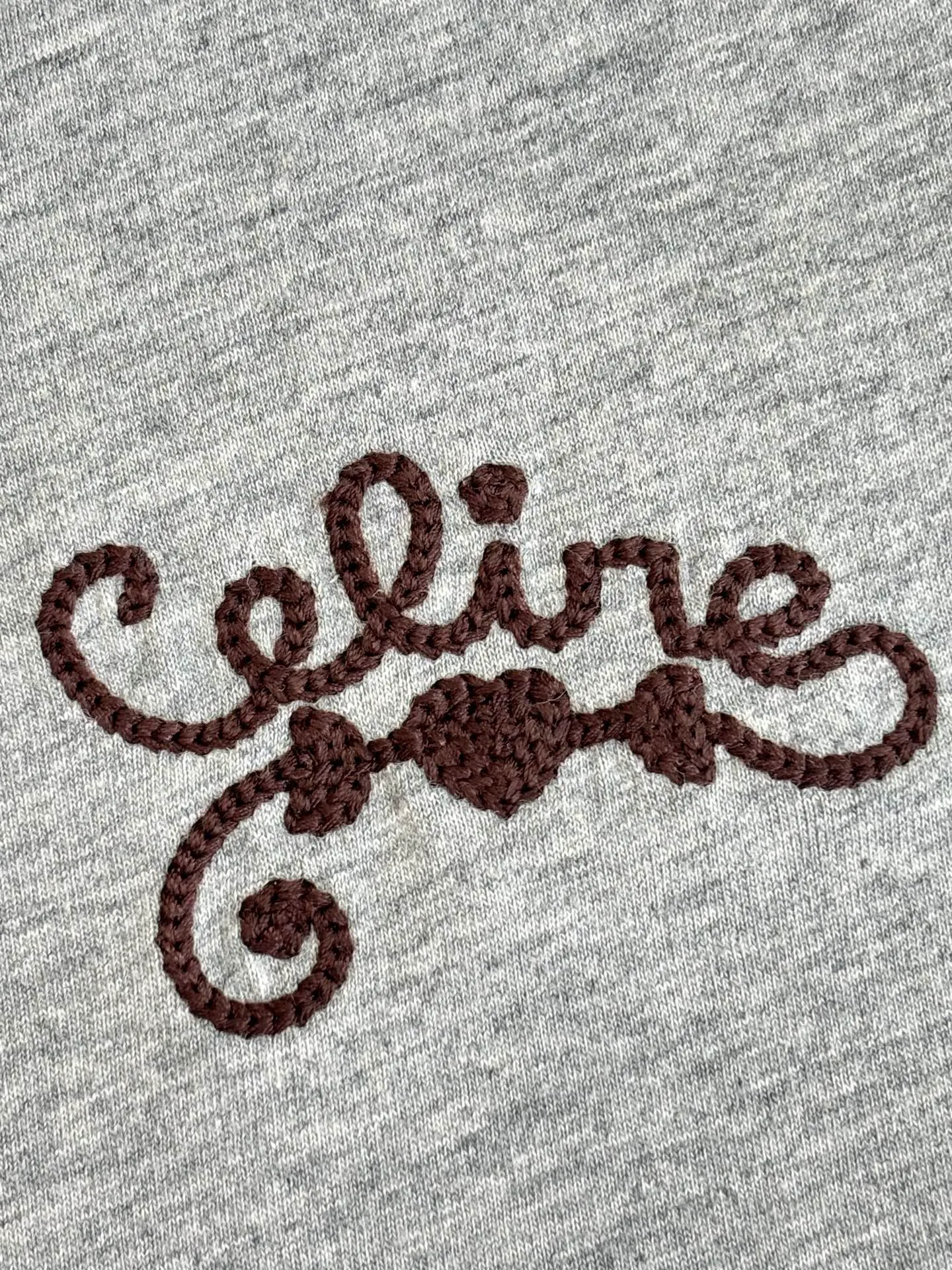 🅿️250 Celine*/Celine 25Ss new round neck embroidered short-sleeved T-shirt. Imported 100% cotton material, comfortable, breathable and full of texture. All-over plain base with contrasting edge design on the collar and cuffs. Iconic letter embroidery decoration on the chest highlights the brand tone, and the upper body is simple and elegant. Regular short-sleeved T-shirt tailoring to create a personalized style. It is stylish when worn alone. Size: S/M/L