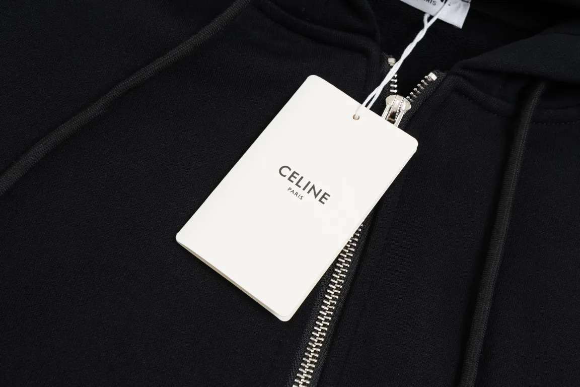 🅿️370 model number /G70 Celine letter printed hooded hooded drawstring jacket CELINE counter consistent classic style Fabric: 420g double-strand double yarn pure cotton terry Technology: hat classic white ink direct-jet printing process Accessories: complete three standards zp consistent same style ➕moisture-proof paper Version: os loose version Same style for men and women Maximum wearable 200 pounds Large factory flow workmanship All double needle double thread hemming The interface is flat and high-quality. 480g high weight and threads dyed in the same vat to avoid color misalignment at the collar and hem. Every detail is perfectly restored and the effect is directly full. Size: s m l xl colour: black. Manual measurement error of 2cm-3cm is normal.