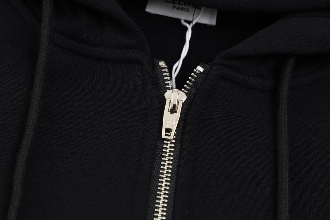 🅿️370 model number /G70 Celine letter printed hooded hooded drawstring jacket CELINE counter consistent classic style Fabric: 420g double-strand double yarn pure cotton terry Technology: hat classic white ink direct-jet printing process Accessories: complete three standards zp consistent same style ➕moisture-proof paper Version: os loose version Same style for men and women Maximum wearable 200 pounds Large factory flow workmanship All double needle double thread hemming The interface is flat and high-quality. 480g high weight and threads dyed in the same vat to avoid color misalignment at the collar and hem. Every detail is perfectly restored and the effect is directly full. Size: s m l xl colour: black. Manual measurement error of 2cm-3cm is normal.
