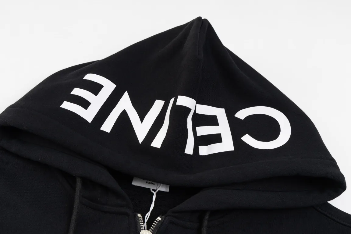 🅿️370 model number /G70 Celine letter printed hooded hooded drawstring jacket CELINE counter consistent classic style Fabric: 420g double-strand double yarn pure cotton terry Technology: hat classic white ink direct-jet printing process Accessories: complete three standards zp consistent same style ➕moisture-proof paper Version: os loose version Same style for men and women Maximum wearable 200 pounds Large factory flow workmanship All double needle double thread hemming The interface is flat and high-quality. 480g high weight and threads dyed in the same vat to avoid color misalignment at the collar and hem. Every detail is perfectly restored and the effect is directly full. Size: s m l xl colour: black. Manual measurement error of 2cm-3cm is normal.