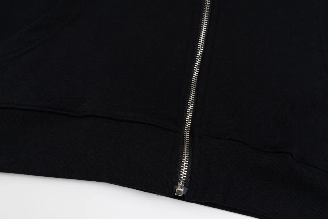 🅿️370 model number /G70 Celine letter printed hooded hooded drawstring jacket CELINE counter consistent classic style Fabric: 420g double-strand double yarn pure cotton terry Technology: hat classic white ink direct-jet printing process Accessories: complete three standards zp consistent same style ➕moisture-proof paper Version: os loose version Same style for men and women Maximum wearable 200 pounds Large factory flow workmanship All double needle double thread hemming The interface is flat and high-quality. 480g high weight and threads dyed in the same vat to avoid color misalignment at the collar and hem. Every detail is perfectly restored and the effect is directly full. Size: s m l xl colour: black. Manual measurement error of 2cm-3cm is normal.