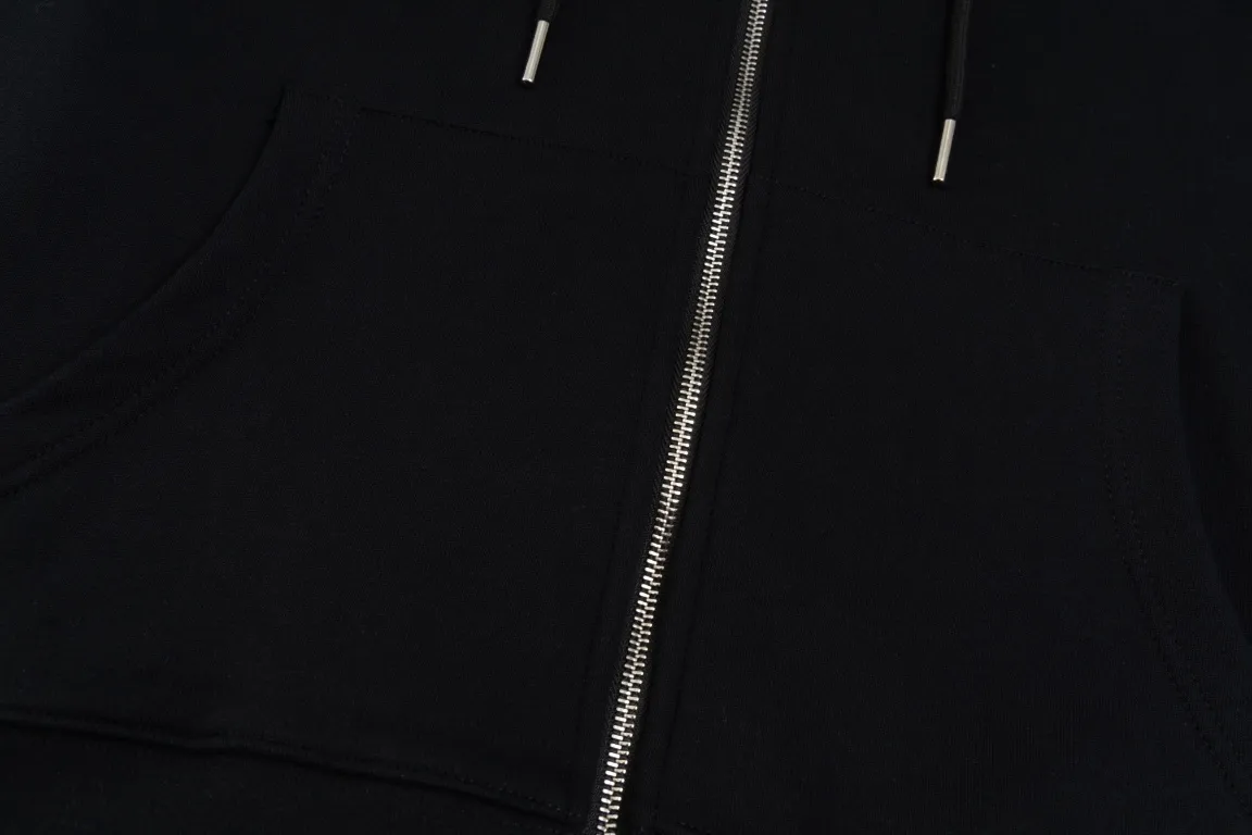 🅿️370 model number /G70 Celine letter printed hooded hooded drawstring jacket CELINE counter consistent classic style Fabric: 420g double-strand double yarn pure cotton terry Technology: hat classic white ink direct-jet printing process Accessories: complete three standards zp consistent same style ➕moisture-proof paper Version: os loose version Same style for men and women Maximum wearable 200 pounds Large factory flow workmanship All double needle double thread hemming The interface is flat and high-quality. 480g high weight and threads dyed in the same vat to avoid color misalignment at the collar and hem. Every detail is perfectly restored and the effect is directly full. Size: s m l xl colour: black. Manual measurement error of 2cm-3cm is normal.