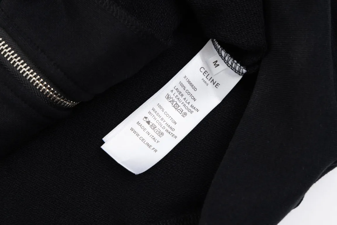 🅿️370 model number /G70 Celine letter printed hooded hooded drawstring jacket CELINE counter consistent classic style Fabric: 420g double-strand double yarn pure cotton terry Technology: hat classic white ink direct-jet printing process Accessories: complete three standards zp consistent same style ➕moisture-proof paper Version: os loose version Same style for men and women Maximum wearable 200 pounds Large factory flow workmanship All double needle double thread hemming The interface is flat and high-quality. 480g high weight and threads dyed in the same vat to avoid color misalignment at the collar and hem. Every detail is perfectly restored and the effect is directly full. Size: s m l xl colour: black. Manual measurement error of 2cm-3cm is normal.