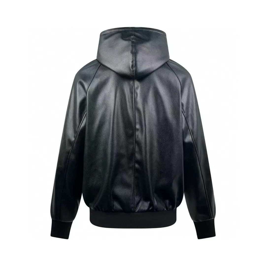 🅿️820 [Exclusive supply] Celine big C embossed leather hooded jacket. Original purchase and development of 41,000. The fabric is made of custom-grained Yazun leather and Tencel Shangpin Yuli. The color is warm and natural luster. It is decorated with the iconic Celine eye-catching "C" and embellishes the front. It shows the consistent elegance and fashion of the brand. It is gorgeously entered with black as the main tone. Noble and elegant. Every inch exudes a low-key and charming luxury luster. The charm of hooded Show your style and versatile charm to create ever-changing styles. Laser 3D contour precise cutting uses advanced computer laser machine technology to cut the leather with high precision to create the outline of the "C" letter. The elasticity and support of the sponge pad are used to assist in embroidery routing, creating a three-dimensional and layered embroidery effect. The double-sided tape pasting method ensures that the sleeves can still remain flat and fit when bent through precise cutting and positioning, ensuring a tight fit without leaving any gaps (just to give the same effect as the original leather jacket). Infrared positioning technology Advanced infrared positioning technology enables the precise creation of four-button buttons. The letters are arranged neatly and in the same direction. Template machine bag opening The preset template guides the position, shape and size of the bag opening. The accuracy ensures the quality of the bag opening effect. Size:46-48-50-52