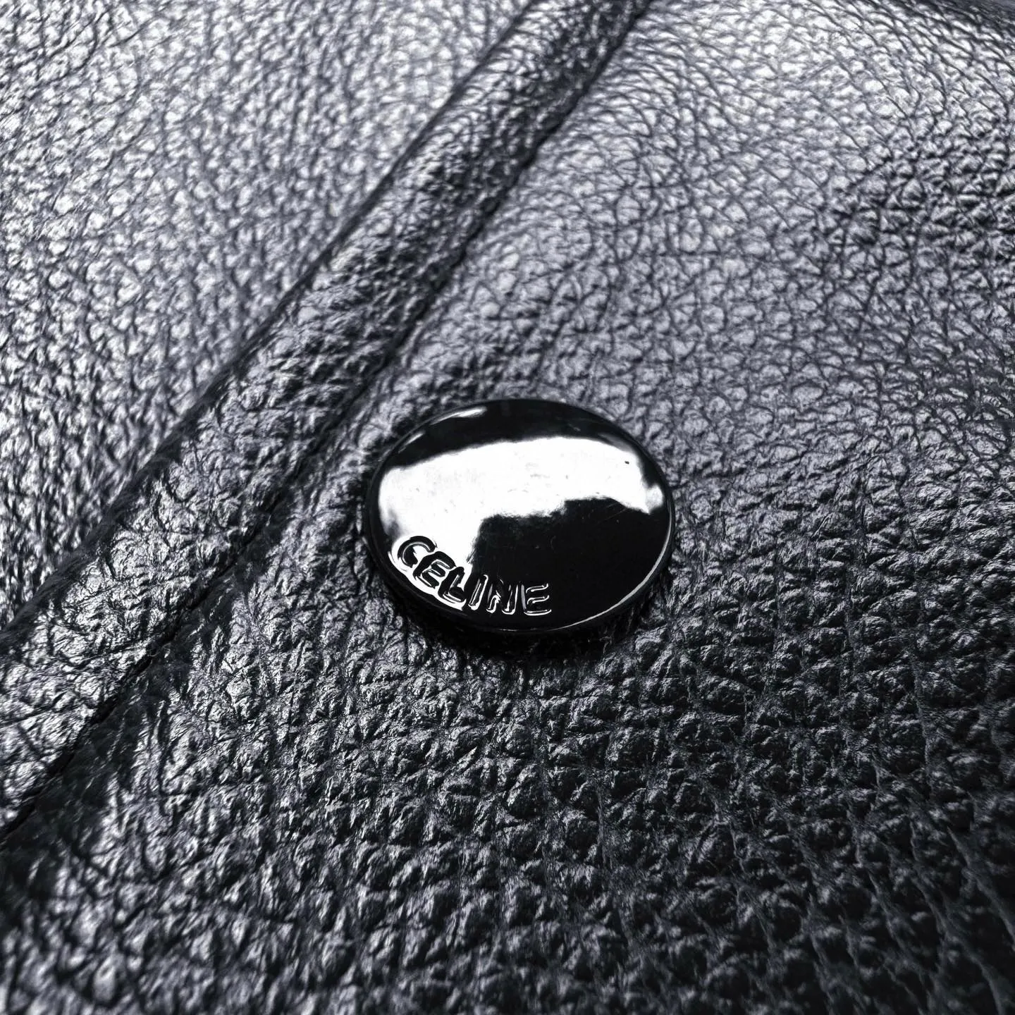 🅿️820 [Exclusive supply] Celine big C embossed leather hooded jacket. Original purchase and development of 41,000. The fabric is made of custom-grained Yazun leather and Tencel Shangpin Yuli. The color is warm and natural luster. It is decorated with the iconic Celine eye-catching "C" and embellishes the front. It shows the consistent elegance and fashion of the brand. It is gorgeously entered with black as the main tone. Noble and elegant. Every inch exudes a low-key and charming luxury luster. The charm of hooded Show your style and versatile charm to create ever-changing styles. Laser 3D contour precise cutting uses advanced computer laser machine technology to cut the leather with high precision to create the outline of the "C" letter. The elasticity and support of the sponge pad are used to assist in embroidery routing, creating a three-dimensional and layered embroidery effect. The double-sided tape pasting method ensures that the sleeves can still remain flat and fit when bent through precise cutting and positioning, ensuring a tight fit without leaving any gaps (just to give the same effect as the original leather jacket). Infrared positioning technology Advanced infrared positioning technology enables the precise creation of four-button buttons. The letters are arranged neatly and in the same direction. Template machine bag opening The preset template guides the position, shape and size of the bag opening. The accuracy ensures the quality of the bag opening effect. Size:46-48-50-52
