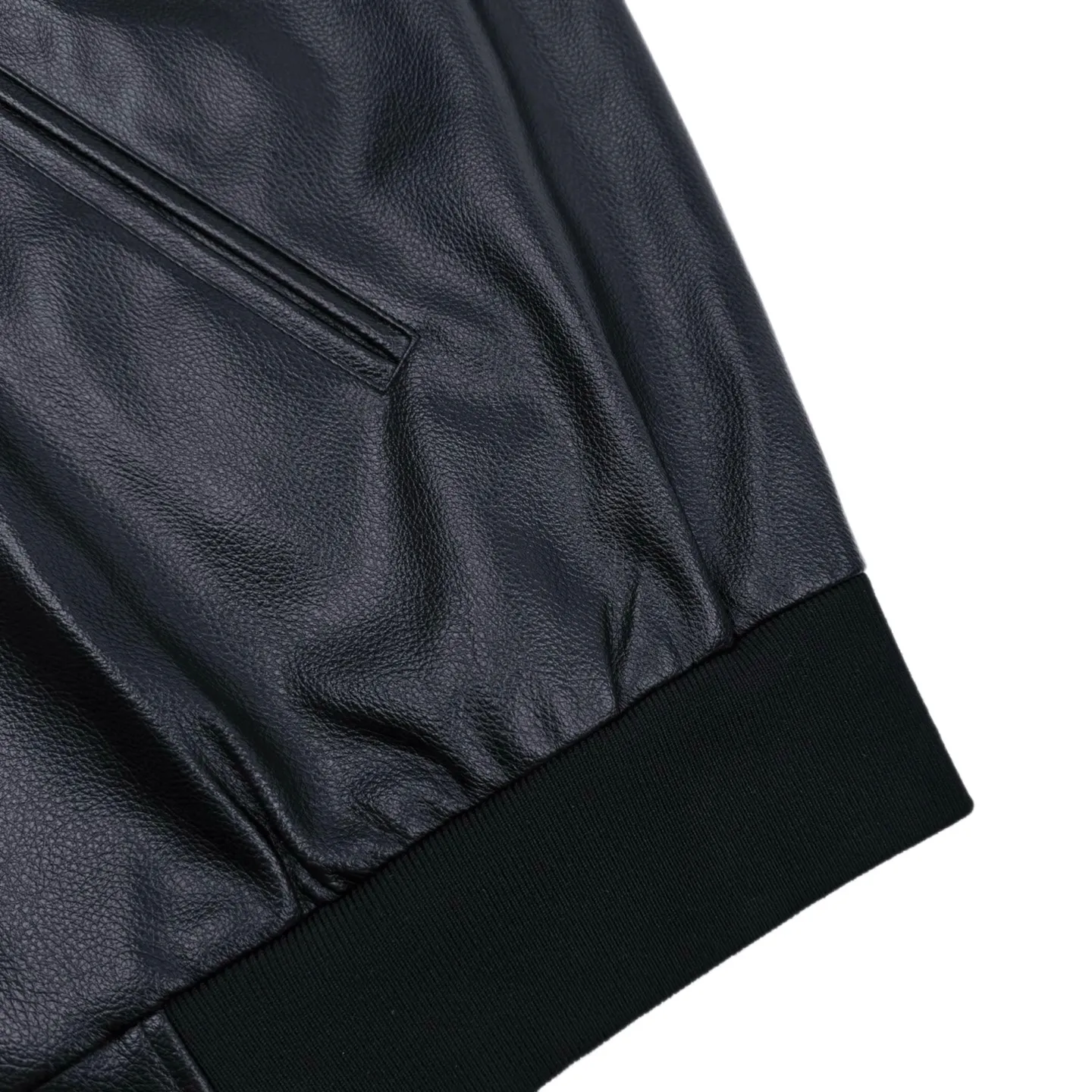 🅿️820 [Exclusive supply] Celine big C embossed leather hooded jacket. Original purchase and development of 41,000. The fabric is made of custom-grained Yazun leather and Tencel Shangpin Yuli. The color is warm and natural luster. It is decorated with the iconic Celine eye-catching "C" and embellishes the front. It shows the consistent elegance and fashion of the brand. It is gorgeously entered with black as the main tone. Noble and elegant. Every inch exudes a low-key and charming luxury luster. The charm of hooded Show your style and versatile charm to create ever-changing styles. Laser 3D contour precise cutting uses advanced computer laser machine technology to cut the leather with high precision to create the outline of the "C" letter. The elasticity and support of the sponge pad are used to assist in embroidery routing, creating a three-dimensional and layered embroidery effect. The double-sided tape pasting method ensures that the sleeves can still remain flat and fit when bent through precise cutting and positioning, ensuring a tight fit without leaving any gaps (just to give the same effect as the original leather jacket). Infrared positioning technology Advanced infrared positioning technology enables the precise creation of four-button buttons. The letters are arranged neatly and in the same direction. Template machine bag opening The preset template guides the position, shape and size of the bag opening. The accuracy ensures the quality of the bag opening effect. Size:46-48-50-52