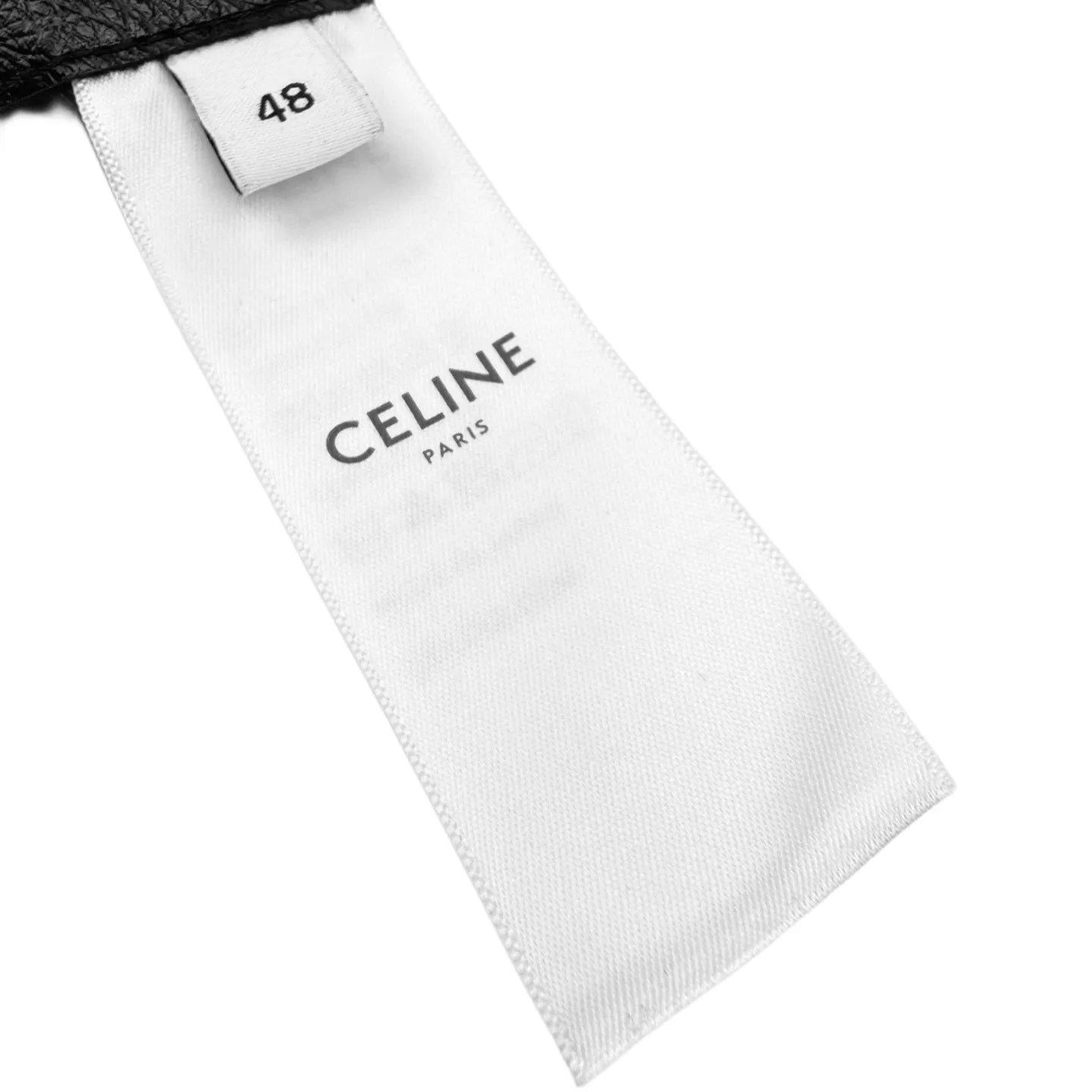 🅿️820 [Exclusive supply] Celine big C embossed leather hooded jacket. Original purchase and development of 41,000. The fabric is made of custom-grained Yazun leather and Tencel Shangpin Yuli. The color is warm and natural luster. It is decorated with the iconic Celine eye-catching "C" and embellishes the front. It shows the consistent elegance and fashion of the brand. It is gorgeously entered with black as the main tone. Noble and elegant. Every inch exudes a low-key and charming luxury luster. The charm of hooded Show your style and versatile charm to create ever-changing styles. Laser 3D contour precise cutting uses advanced computer laser machine technology to cut the leather with high precision to create the outline of the "C" letter. The elasticity and support of the sponge pad are used to assist in embroidery routing, creating a three-dimensional and layered embroidery effect. The double-sided tape pasting method ensures that the sleeves can still remain flat and fit when bent through precise cutting and positioning, ensuring a tight fit without leaving any gaps (just to give the same effect as the original leather jacket). Infrared positioning technology Advanced infrared positioning technology enables the precise creation of four-button buttons. The letters are arranged neatly and in the same direction. Template machine bag opening The preset template guides the position, shape and size of the bag opening. The accuracy ensures the quality of the bag opening effect. Size:46-48-50-52