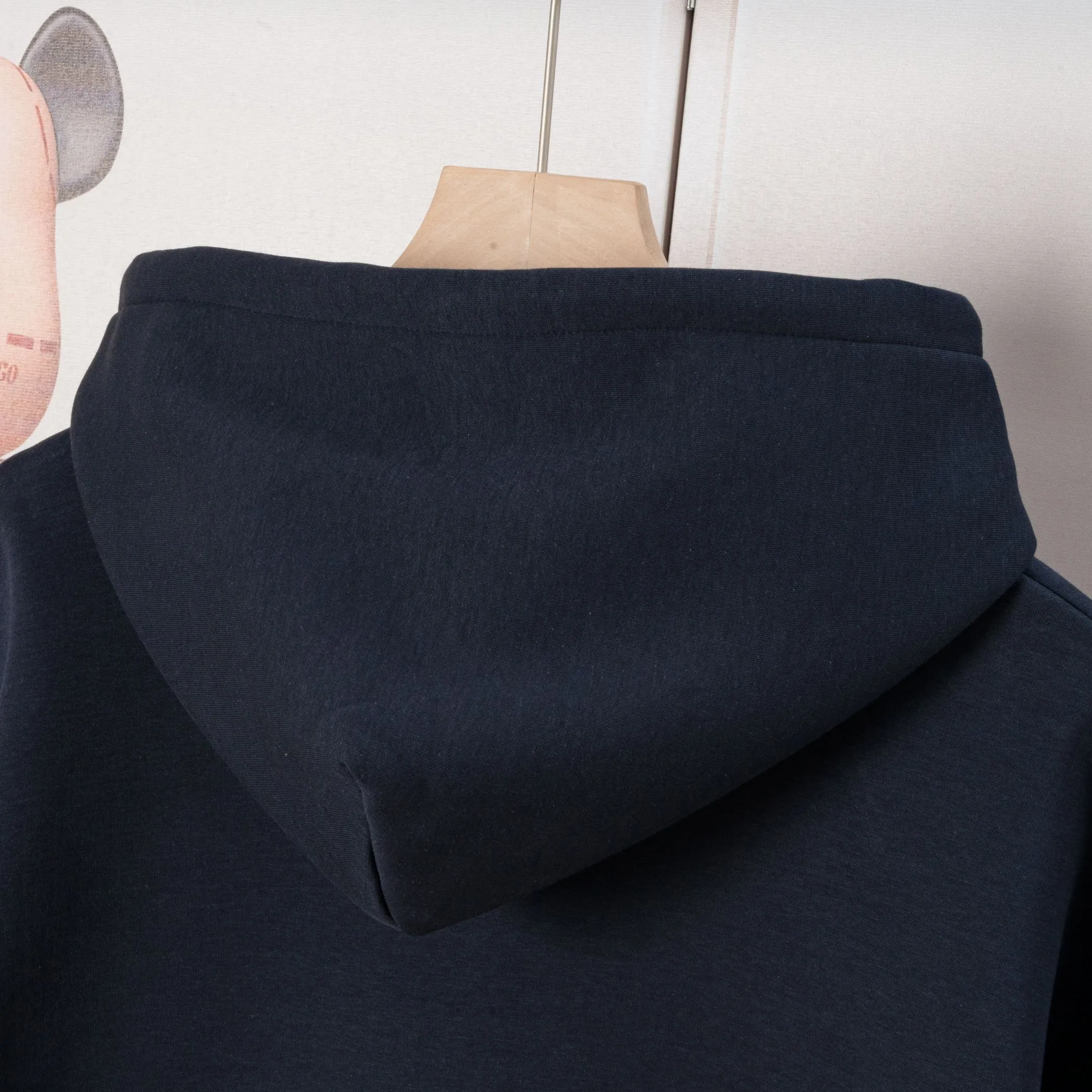 🅿️340 CELINE autumn and winter velvet hooded sweatshirt. The fabric is comfortable and soft. Composite Austrian velvet, fine workmanship. It also brings the trend of special craftsmanship, custom dyeing, complete with three standards. Non-market ordinary version. Compare at will. Quality is absolutely guaranteed. Color: black, white, navy blue. Size: S M L XL [Style No. A3331]
