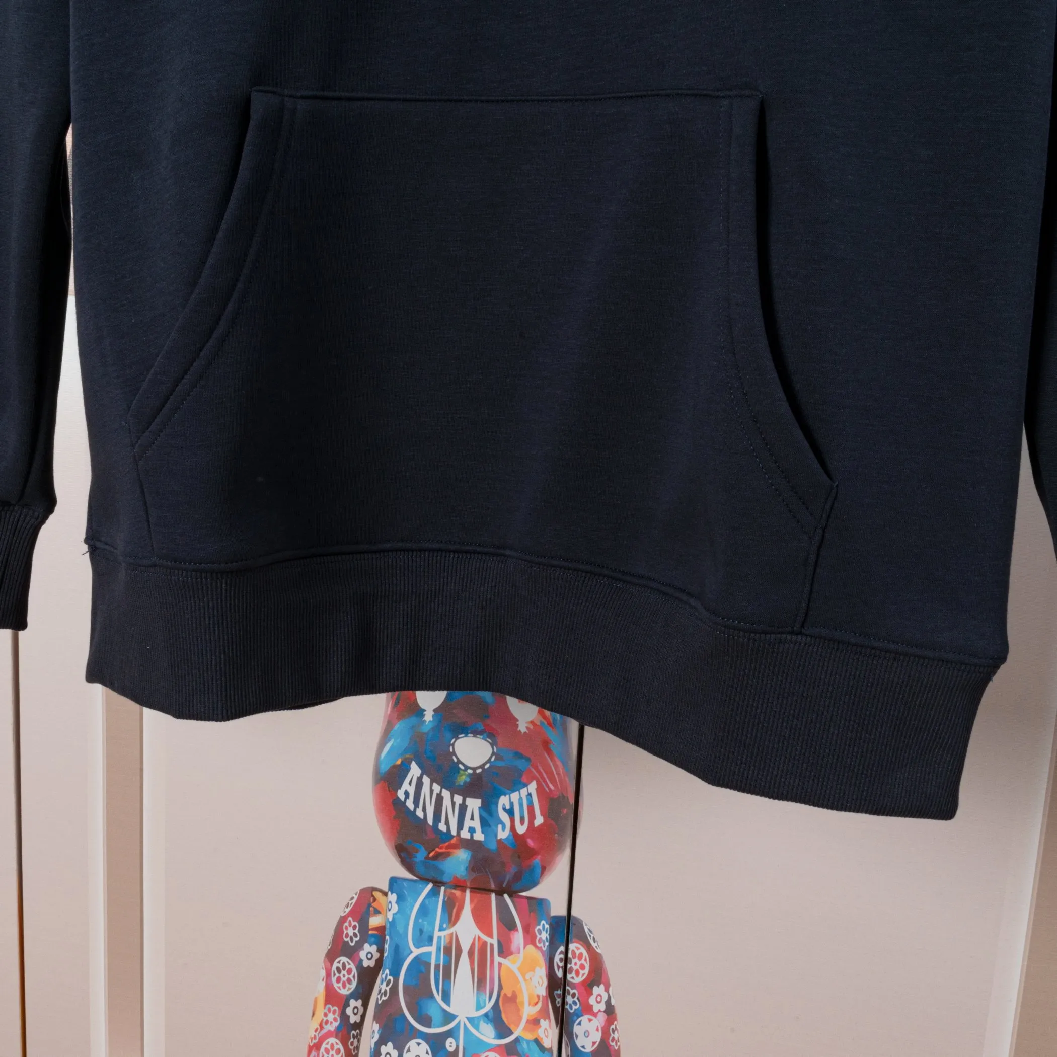 🅿️340 CELINE autumn and winter velvet hooded sweatshirt. The fabric is comfortable and soft. Composite Austrian velvet, fine workmanship. It also brings the trend of special craftsmanship, custom dyeing, complete with three standards. Non-market ordinary version. Compare at will. Quality is absolutely guaranteed. Color: black, white, navy blue. Size: S M L XL [Style No. A3331]