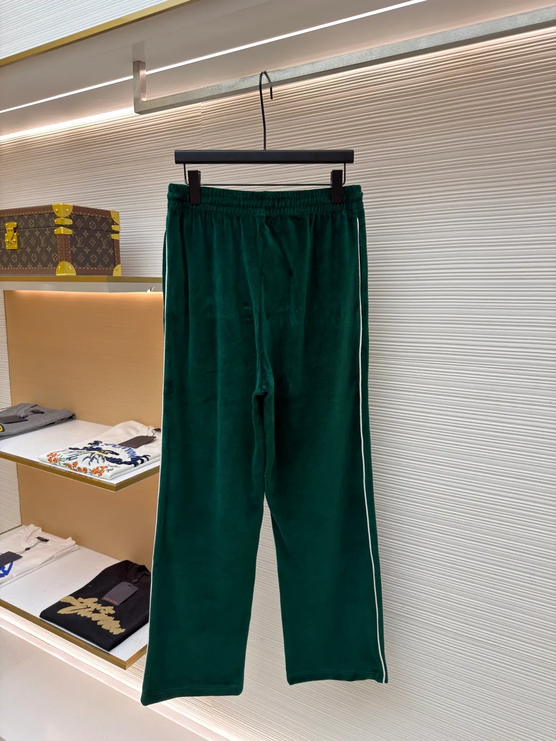 CELINE velvet letter trousers ●Original version: Purchased and developed for 9300 ●Item number: 1681639-A85 ●Fabric: velvet fabric ●Technology: Pressed production ●Color: green ●Version: fitted version ●Weight: about 480 grams ●Size: XS-S-M-L ●Description: The fabric is made of 80% cotton + 20% polyester blended plain fabric. The AB color swatch is printed according to the Y version, and the bulk fabric is ordered and dyed. The loops on the surface of the fabric are raised by a 24-pipe napping machine. After raising, the pile is suctioned and cut. The pile height is 0.3cm according to the Y version. The pile components are all 100%. It is made of 100% cotton yarn and is breathable and anti-static. It is different from the low-end version of the all-polyester fleece fabric on the market. The front panel is embroidered with a Tajima embroidery machine imported from Japan. The cotton mercerized thread is embroidered in multiple layers to create a three-dimensional small chapter flower. The bottom is equipped with a TPU film. It is manually positioned, pressed and fixed on the cut piece using a constant temperature embossing machine. The overall wiring is straight and delicate, the fabric is comfortable and soft, and the color is consistent without color difference. It can be matched with the same style to create a fashionable look and control various occasions. Customized accessories, complete with three standards, same style for men and women!