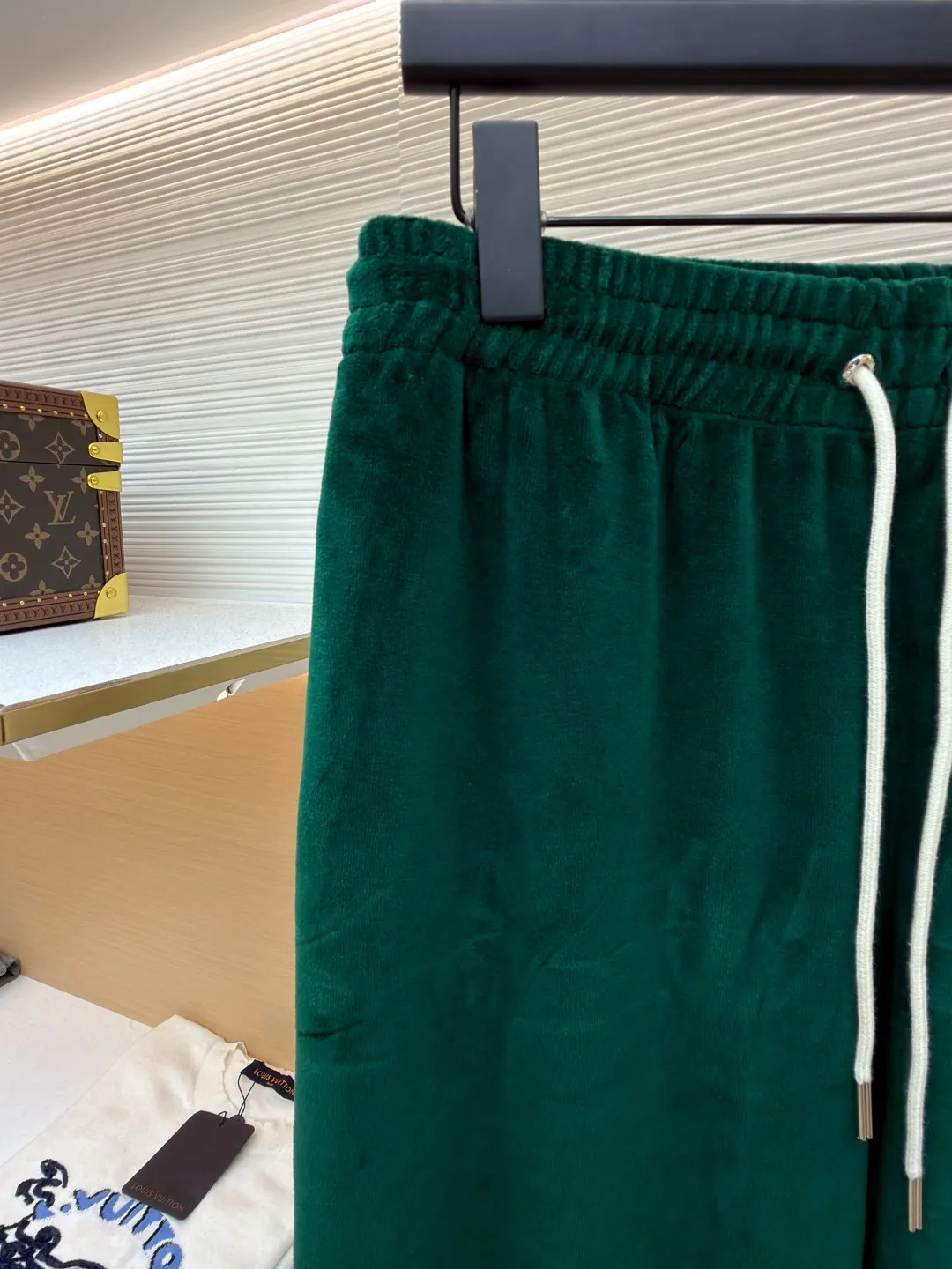 CELINE velvet letter trousers ●Original version: Purchased and developed for 9300 ●Item number: 1681639-A85 ●Fabric: velvet fabric ●Technology: Pressed production ●Color: green ●Version: fitted version ●Weight: about 480 grams ●Size: XS-S-M-L ●Description: The fabric is made of 80% cotton + 20% polyester blended plain fabric. The AB color swatch is printed according to the Y version, and the bulk fabric is ordered and dyed. The loops on the surface of the fabric are raised by a 24-pipe napping machine. After raising, the pile is suctioned and cut. The pile height is 0.3cm according to the Y version. The pile components are all 100%. It is made of 100% cotton yarn and is breathable and anti-static. It is different from the low-end version of the all-polyester fleece fabric on the market. The front panel is embroidered with a Tajima embroidery machine imported from Japan. The cotton mercerized thread is embroidered in multiple layers to create a three-dimensional small chapter flower. The bottom is equipped with a TPU film. It is manually positioned, pressed and fixed on the cut piece using a constant temperature embossing machine. The overall wiring is straight and delicate, the fabric is comfortable and soft, and the color is consistent without color difference. It can be matched with the same style to create a fashionable look and control various occasions. Customized accessories, complete with three standards, same style for men and women!