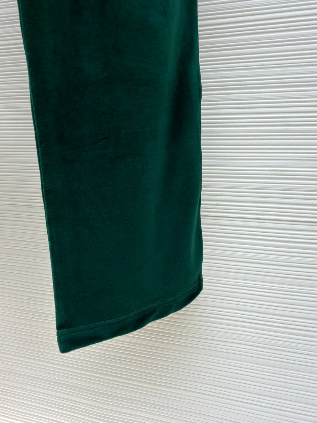 CELINE velvet letter trousers ●Original version: Purchased and developed for 9300 ●Item number: 1681639-A85 ●Fabric: velvet fabric ●Technology: Pressed production ●Color: green ●Version: fitted version ●Weight: about 480 grams ●Size: XS-S-M-L ●Description: The fabric is made of 80% cotton + 20% polyester blended plain fabric. The AB color swatch is printed according to the Y version, and the bulk fabric is ordered and dyed. The loops on the surface of the fabric are raised by a 24-pipe napping machine. After raising, the pile is suctioned and cut. The pile height is 0.3cm according to the Y version. The pile components are all 100%. It is made of 100% cotton yarn and is breathable and anti-static. It is different from the low-end version of the all-polyester fleece fabric on the market. The front panel is embroidered with a Tajima embroidery machine imported from Japan. The cotton mercerized thread is embroidered in multiple layers to create a three-dimensional small chapter flower. The bottom is equipped with a TPU film. It is manually positioned, pressed and fixed on the cut piece using a constant temperature embossing machine. The overall wiring is straight and delicate, the fabric is comfortable and soft, and the color is consistent without color difference. It can be matched with the same style to create a fashionable look and control various occasions. Customized accessories, complete with three standards, same style for men and women!