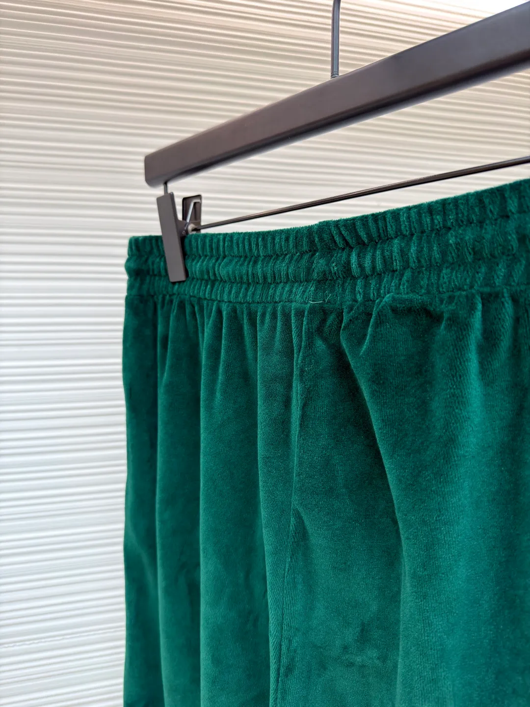 CELINE velvet letter trousers ●Original version: Purchased and developed for 9300 ●Item number: 1681639-A85 ●Fabric: velvet fabric ●Technology: Pressed production ●Color: green ●Version: fitted version ●Weight: about 480 grams ●Size: XS-S-M-L ●Description: The fabric is made of 80% cotton + 20% polyester blended plain fabric. The AB color swatch is printed according to the Y version, and the bulk fabric is ordered and dyed. The loops on the surface of the fabric are raised by a 24-pipe napping machine. After raising, the pile is suctioned and cut. The pile height is 0.3cm according to the Y version. The pile components are all 100%. It is made of 100% cotton yarn and is breathable and anti-static. It is different from the low-end version of the all-polyester fleece fabric on the market. The front panel is embroidered with a Tajima embroidery machine imported from Japan. The cotton mercerized thread is embroidered in multiple layers to create a three-dimensional small chapter flower. The bottom is equipped with a TPU film. It is manually positioned, pressed and fixed on the cut piece using a constant temperature embossing machine. The overall wiring is straight and delicate, the fabric is comfortable and soft, and the color is consistent without color difference. It can be matched with the same style to create a fashionable look and control various occasions. Customized accessories, complete with three standards, same style for men and women!