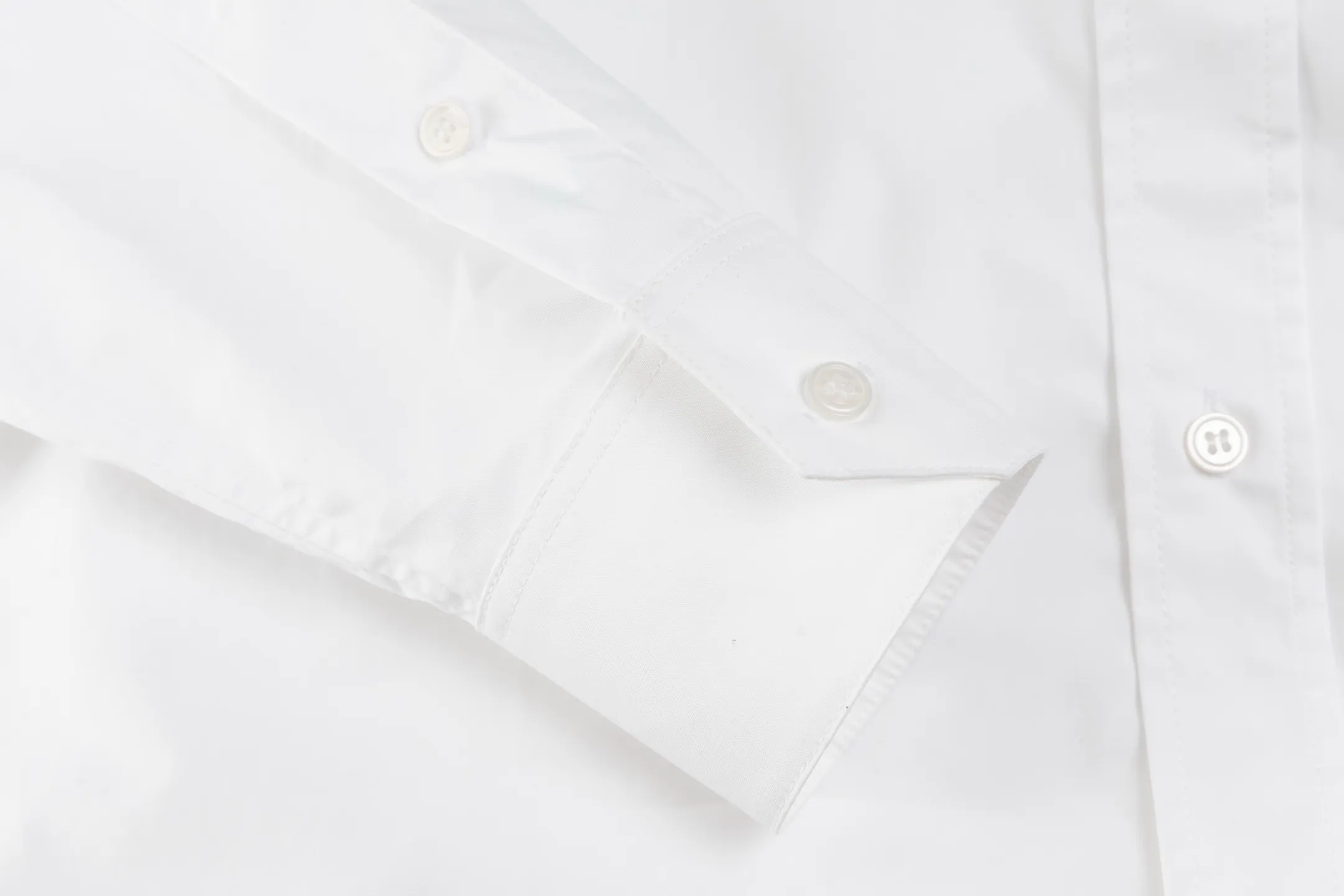🅿️420 [Exclusive supply] Celine Arc de Triomphe small label hem long-sleeved shirt. The fabric is made of high-count cotton yarn with a high warp density and low weft density weaving process, which is light and has excellent breathability. The surface is smooth and flat, and feels as smooth as silk. At the same time, it retains the natural skin-friendly properties of cotton, making it snug and comfortable without any strange feeling. Because the warp yarns are closely arranged, the surface of the fabric shows longitudinal texture and soft luster, enhancing the visual sense of luxury. The single-color flat embroidery on the front panel uses the high-precision calculation system of the computer embroidery machine to control the coordinated operation of the machine head, needle bar, and thread spool. The fabric frame moves accurately in the horizontal and vertical directions to form a stitch track. The upper and lower thread tensions are adjusted to ensure that the stitches are smooth and free of floating threads, forming a fine pattern with an error of ±0.1mm. The ironer turns the collar up, irons it from the bottom to the top using high-temperature, moist steam, applies pressure to smooth out the wrinkles, and then turns it over to the front and repeats the process. Turn to the neckline and iron it into an arc shape, and press the back neckline to the bottom to keep it straight. The rotator cuff part uses the hanging method to avoid crushing the edges. After adjusting the fiber density through the ironer's "push, return, and pull" technology, the shirt can better fit the body curve Size: 46-48-50-52