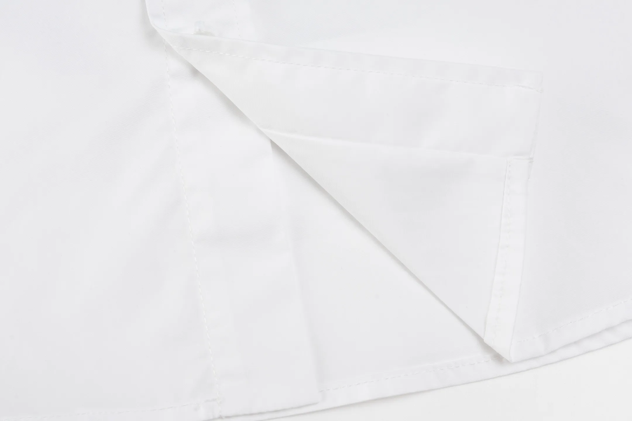 🅿️420 [Exclusive supply] Celine Arc de Triomphe small label hem long-sleeved shirt. The fabric is made of high-count cotton yarn with a high warp density and low weft density weaving process, which is light and has excellent breathability. The surface is smooth and flat, and feels as smooth as silk. At the same time, it retains the natural skin-friendly properties of cotton, making it snug and comfortable without any strange feeling. Because the warp yarns are closely arranged, the surface of the fabric shows longitudinal texture and soft luster, enhancing the visual sense of luxury. The single-color flat embroidery on the front panel uses the high-precision calculation system of the computer embroidery machine to control the coordinated operation of the machine head, needle bar, and thread spool. The fabric frame moves accurately in the horizontal and vertical directions to form a stitch track. The upper and lower thread tensions are adjusted to ensure that the stitches are smooth and free of floating threads, forming a fine pattern with an error of ±0.1mm. The ironer turns the collar up, irons it from the bottom to the top using high-temperature, moist steam, applies pressure to smooth out the wrinkles, and then turns it over to the front and repeats the process. Turn to the neckline and iron it into an arc shape, and press the back neckline to the bottom to keep it straight. The rotator cuff part uses the hanging method to avoid crushing the edges. After adjusting the fiber density through the ironer's "push, return, and pull" technology, the shirt can better fit the body curve Size: 46-48-50-52