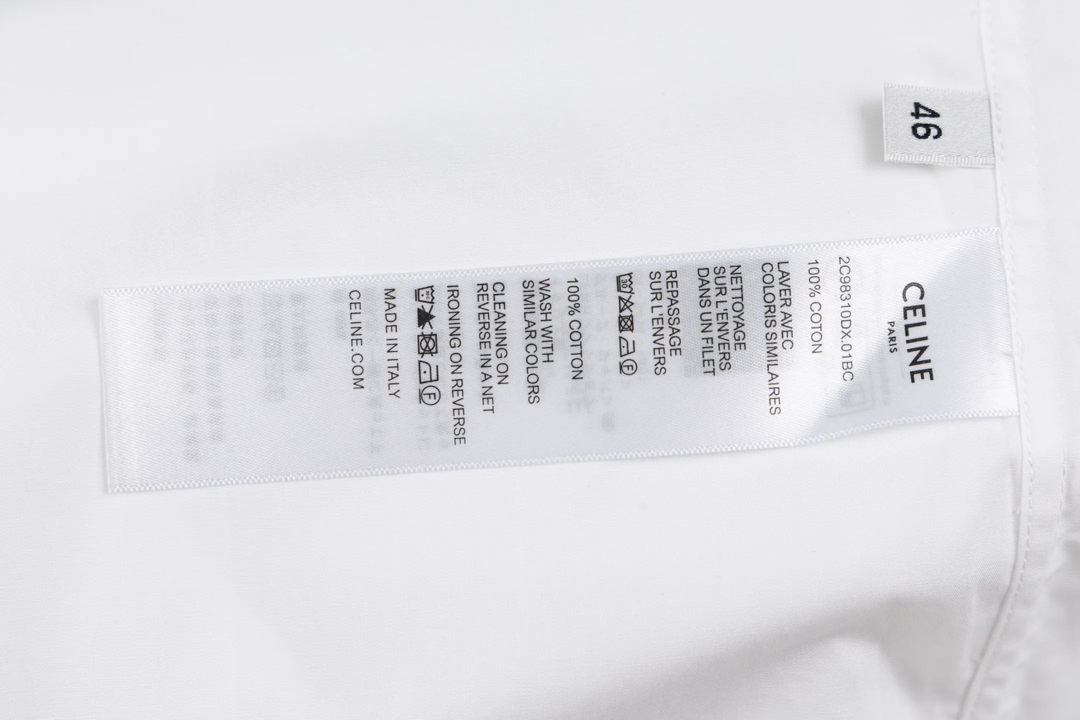 🅿️420 [Exclusive supply] Celine Arc de Triomphe small label hem long-sleeved shirt. The fabric is made of high-count cotton yarn with a high warp density and low weft density weaving process, which is light and has excellent breathability. The surface is smooth and flat, and feels as smooth as silk. At the same time, it retains the natural skin-friendly properties of cotton, making it snug and comfortable without any strange feeling. Because the warp yarns are closely arranged, the surface of the fabric shows longitudinal texture and soft luster, enhancing the visual sense of luxury. The single-color flat embroidery on the front panel uses the high-precision calculation system of the computer embroidery machine to control the coordinated operation of the machine head, needle bar, and thread spool. The fabric frame moves accurately in the horizontal and vertical directions to form a stitch track. The upper and lower thread tensions are adjusted to ensure that the stitches are smooth and free of floating threads, forming a fine pattern with an error of ±0.1mm. The ironer turns the collar up, irons it from the bottom to the top using high-temperature, moist steam, applies pressure to smooth out the wrinkles, and then turns it over to the front and repeats the process. Turn to the neckline and iron it into an arc shape, and press the back neckline to the bottom to keep it straight. The rotator cuff part uses the hanging method to avoid crushing the edges. After adjusting the fiber density through the ironer's "push, return, and pull" technology, the shirt can better fit the body curve Size: 46-48-50-52