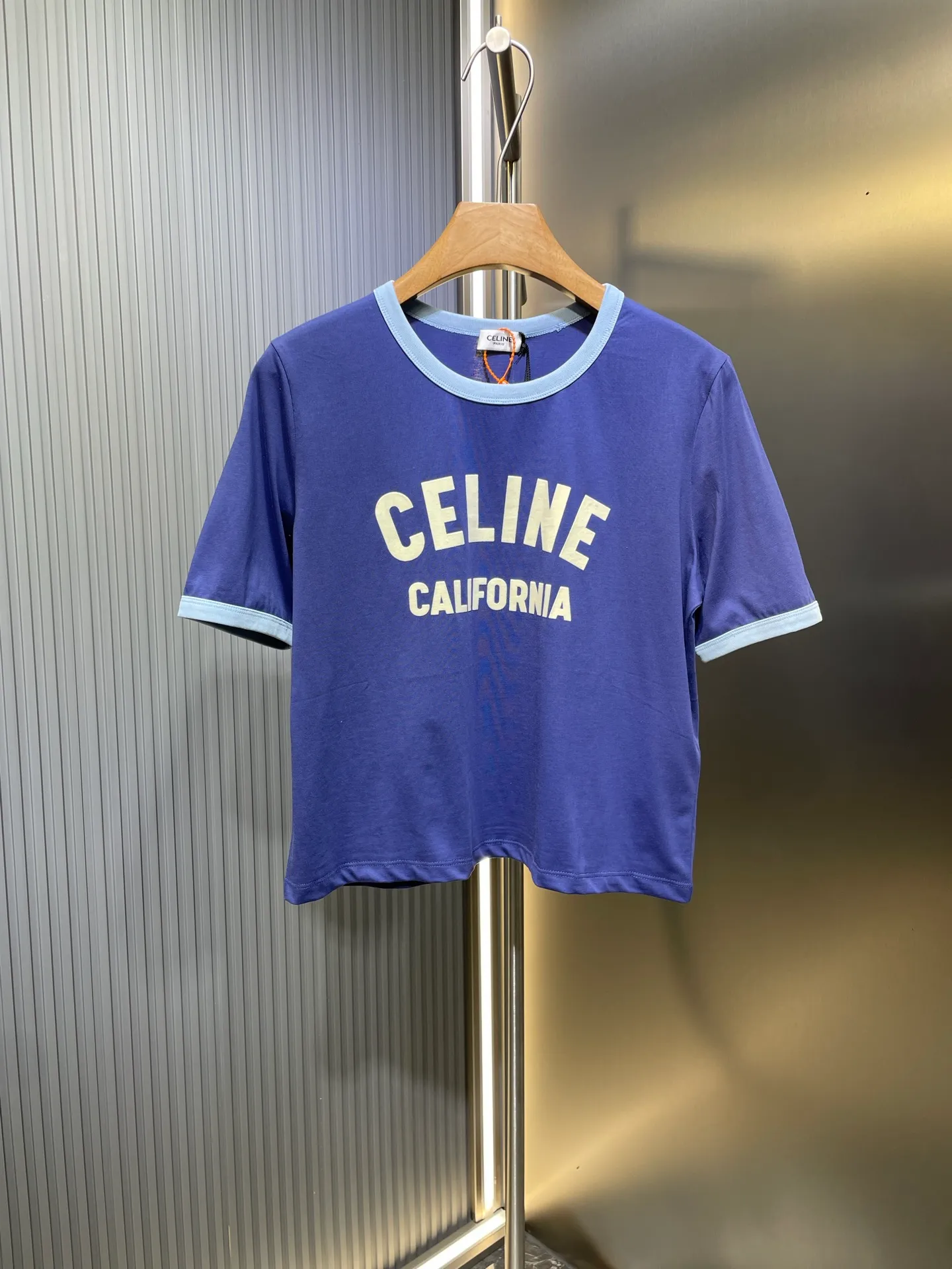 🅿️250 CEL 2025 new arrival in early spring, round neck covered short-sleeved printed 𝑇𝑒𝑒, customized YB twill cotton material, breathable, comfortable and full of texture. The flocked printed short-sleeved T-shirt is cut to highlight the brand style. It is made of pure cotton with a slight stretch and presents a slimming visual effect. The collar and cuffs are designed with contrasting edges to increase the smart and casual feel of the outfit. Looks stylish and stylish when worn alone or paired with an inner layer SML
