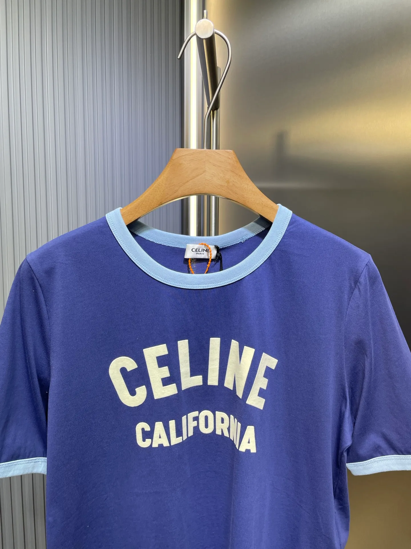 🅿️250 CEL 2025 new arrival in early spring, round neck covered short-sleeved printed 𝑇𝑒𝑒, customized YB twill cotton material, breathable, comfortable and full of texture. The flocked printed short-sleeved T-shirt is cut to highlight the brand style. It is made of pure cotton with a slight stretch and presents a slimming visual effect. The collar and cuffs are designed with contrasting edges to increase the smart and casual feel of the outfit. Looks stylish and stylish when worn alone or paired with an inner layer SML