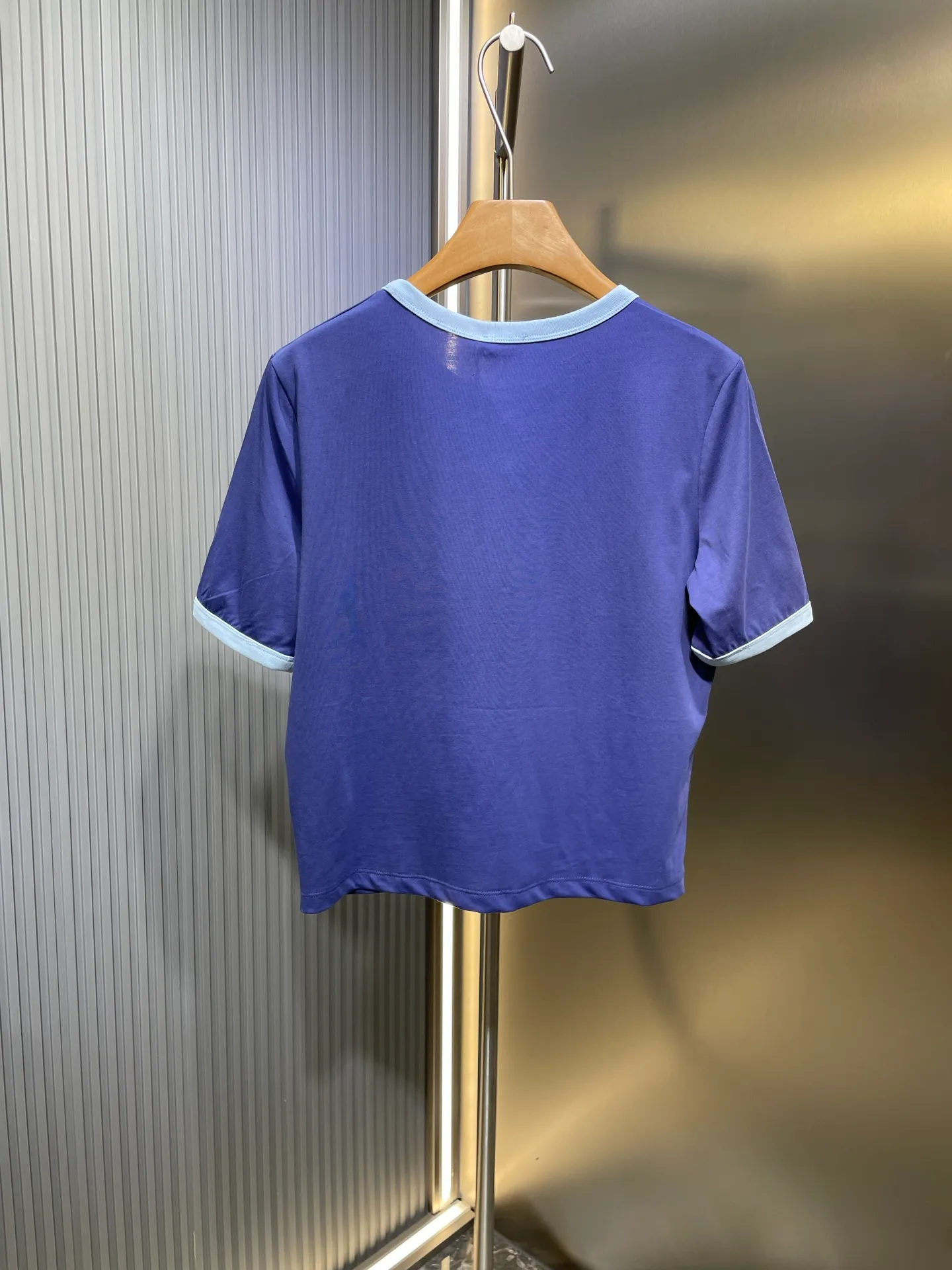 🅿️250 CEL 2025 new arrival in early spring, round neck covered short-sleeved printed 𝑇𝑒𝑒, customized YB twill cotton material, breathable, comfortable and full of texture. The flocked printed short-sleeved T-shirt is cut to highlight the brand style. It is made of pure cotton with a slight stretch and presents a slimming visual effect. The collar and cuffs are designed with contrasting edges to increase the smart and casual feel of the outfit. Looks stylish and stylish when worn alone or paired with an inner layer SML