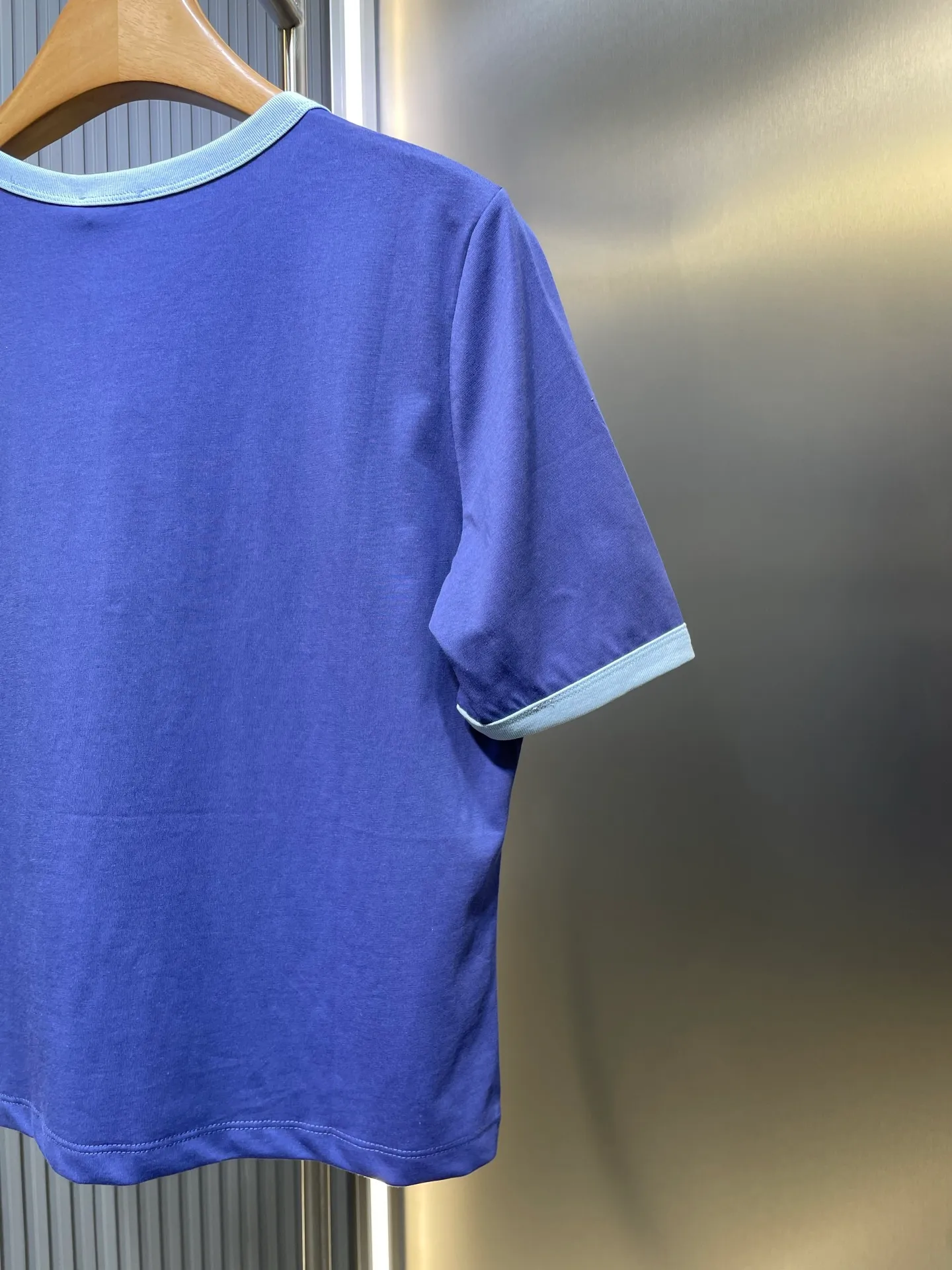 🅿️250 CEL 2025 new arrival in early spring, round neck covered short-sleeved printed 𝑇𝑒𝑒, customized YB twill cotton material, breathable, comfortable and full of texture. The flocked printed short-sleeved T-shirt is cut to highlight the brand style. It is made of pure cotton with a slight stretch and presents a slimming visual effect. The collar and cuffs are designed with contrasting edges to increase the smart and casual feel of the outfit. Looks stylish and stylish when worn alone or paired with an inner layer SML