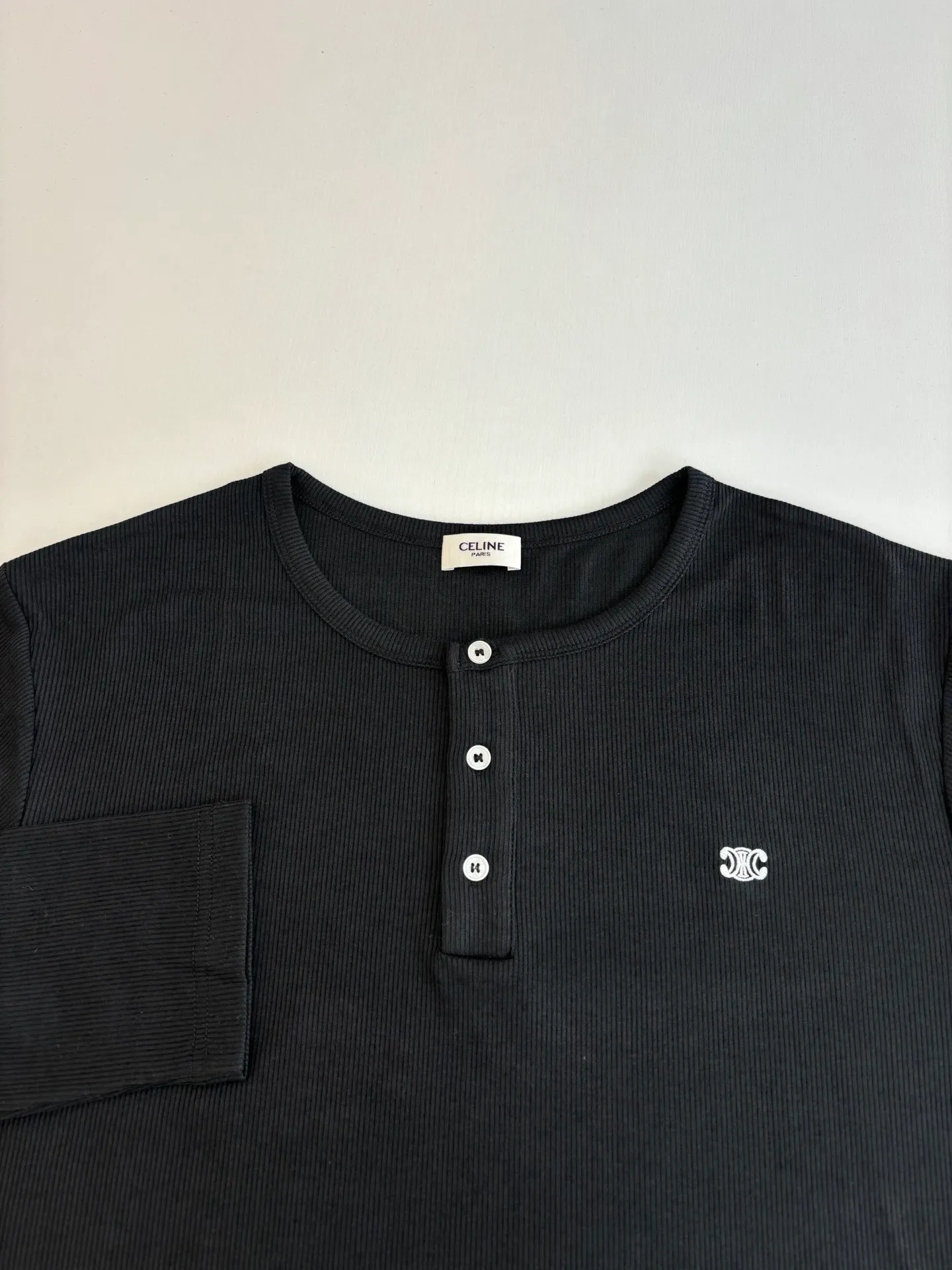 🅿️316 Celin*/Celine 25FW early autumn series TRIOMPHE embroidered long-staple cotton ribbed button long-sleeved T-shirt. Slim fit round neck collar decorated with ribbed trim and 3 mother-of-pearl buttons. Washing method: Dry clean or wrap inside out in a laundry bag. Wash separately and iron on the inside at medium temperature! Do not soak in warm water for washing!  Size：S/M/L