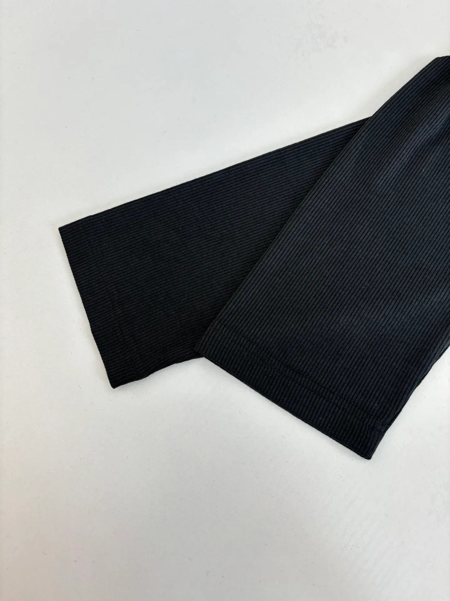 🅿️316 Celin*/Celine 25FW early autumn series TRIOMPHE embroidered long-staple cotton ribbed button long-sleeved T-shirt. Slim fit round neck collar decorated with ribbed trim and 3 mother-of-pearl buttons. Washing method: Dry clean or wrap inside out in a laundry bag. Wash separately and iron on the inside at medium temperature! Do not soak in warm water for washing!  Size：S/M/L