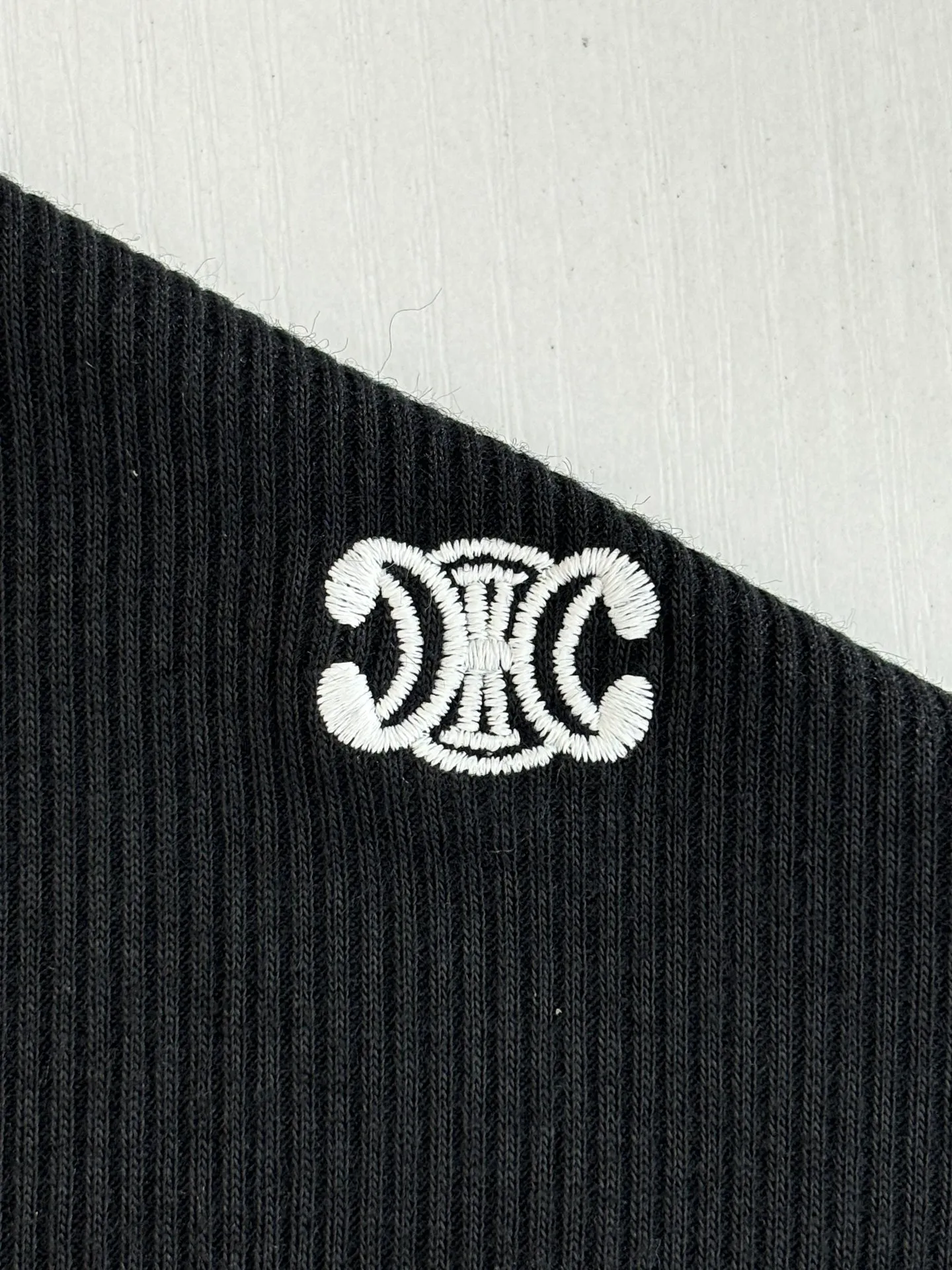 🅿️316 Celin*/Celine 25FW early autumn series TRIOMPHE embroidered long-staple cotton ribbed button long-sleeved T-shirt. Slim fit round neck collar decorated with ribbed trim and 3 mother-of-pearl buttons. Washing method: Dry clean or wrap inside out in a laundry bag. Wash separately and iron on the inside at medium temperature! Do not soak in warm water for washing!  Size：S/M/L