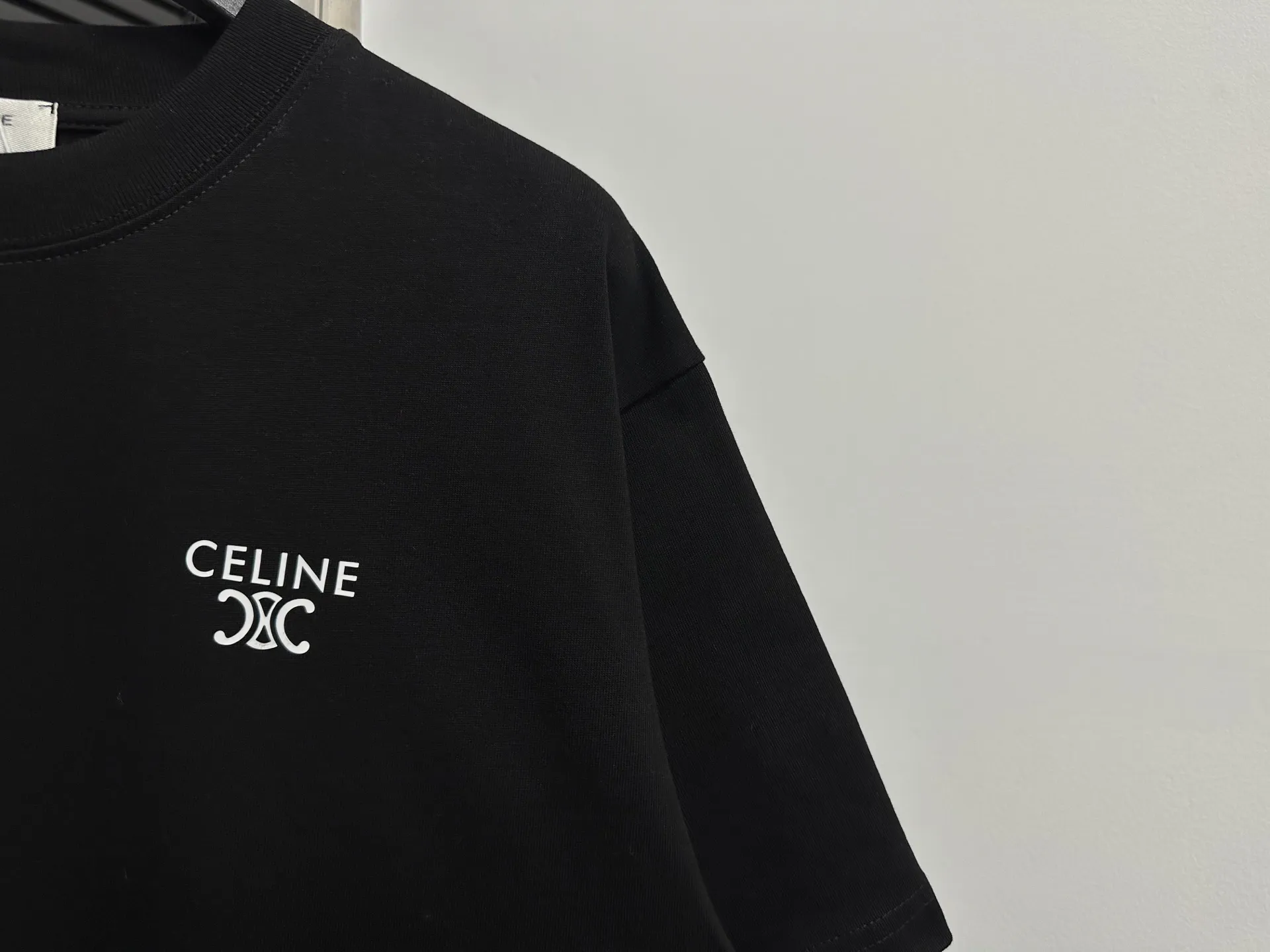 🅿️170 [CELINE] Celine 24ss letter logo short-sleeved T-shirt. Pure cotton double yarn jersey fabric, custom-dyed in the same vat, special thickened 32 pieces, double-strand 1×1 rib, double-needle sewing and cross-stitch technology, original main mark, washed tag, moisture-proof paper packaging, color: black, white, size: XS-L
