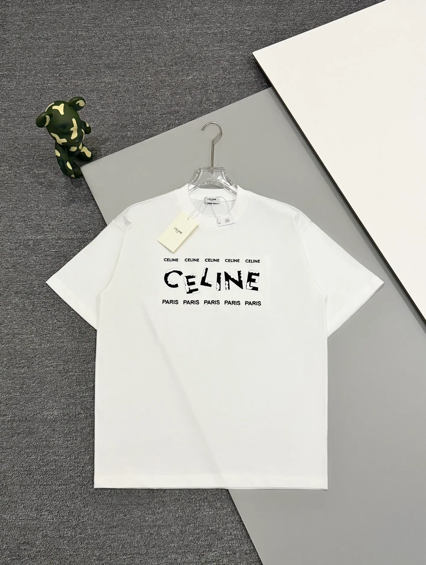 🅿️190 [High quality] CELINE 25ss front panel embroidery process, thickened two-color LOGO, English embroidery on the back, round neck short-sleeved T-shirt, with personalized street design style. The fabric is made of 32 counts of 280g fine cotton double yarn fabric. Customized same-tank dyed fabric. It feels very comfortable, fashionable and personalized. It is super versatile and good-looking. It is very suitable for both men and women. A must-have style. Tag, collar label, washed wheat, three complete labels, packaging, copy paper Packaging sticker color: black white size: S~XL