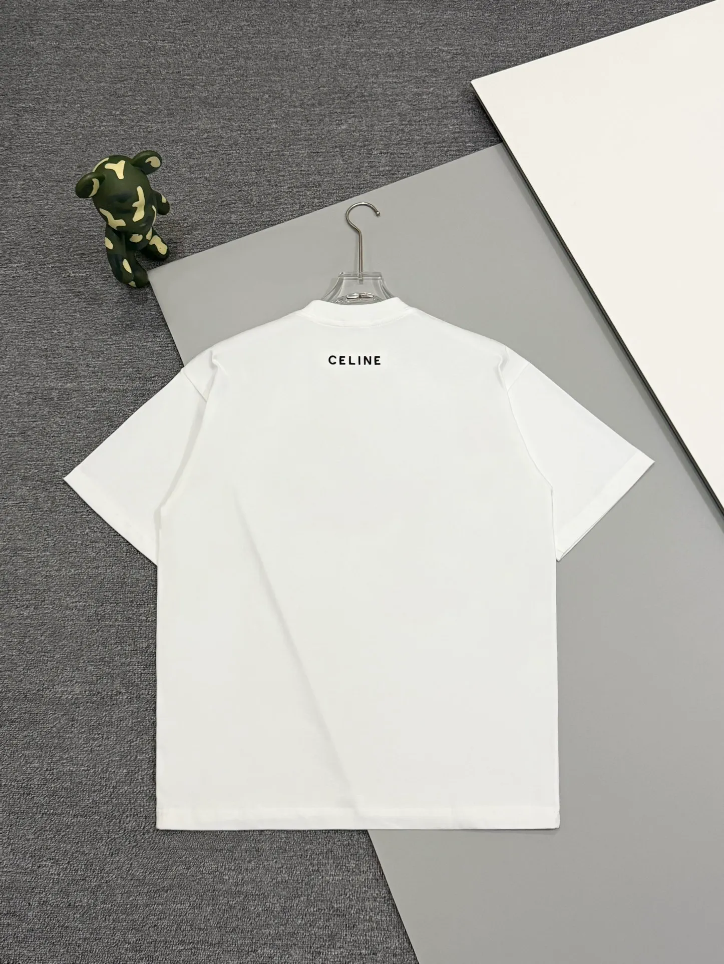 🅿️190 [High quality] CELINE 25ss front panel embroidery process, thickened two-color LOGO, English embroidery on the back, round neck short-sleeved T-shirt, with personalized street design style. The fabric is made of 32 counts of 280g fine cotton double yarn fabric. Customized same-tank dyed fabric. It feels very comfortable, fashionable and personalized. It is super versatile and good-looking. It is very suitable for both men and women. A must-have style. Tag, collar label, washed wheat, three complete labels, packaging, copy paper Packaging sticker color: black white size: S~XL