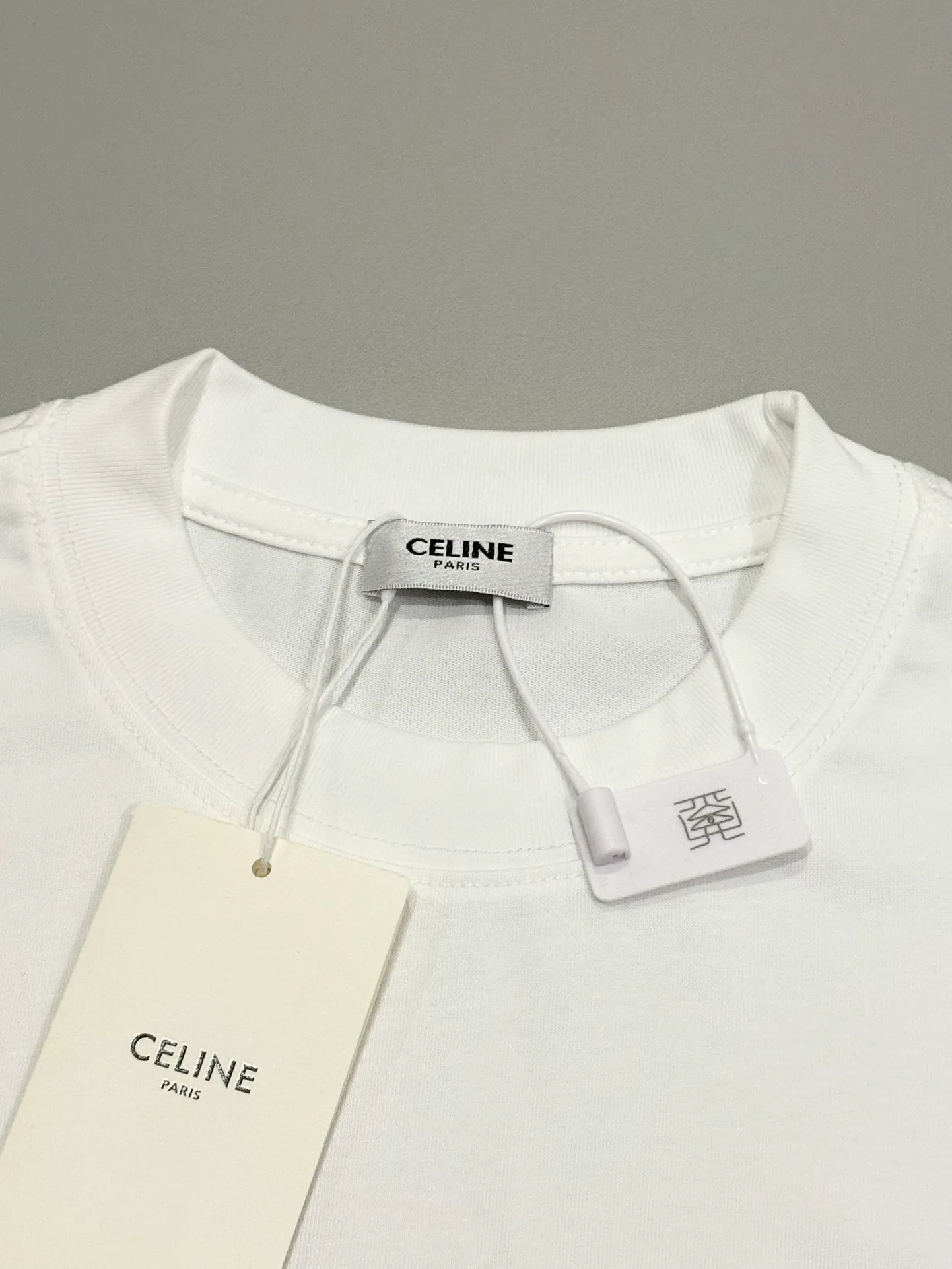🅿️190 [High quality] CELINE 25ss front panel embroidery process, thickened two-color LOGO, English embroidery on the back, round neck short-sleeved T-shirt, with personalized street design style. The fabric is made of 32 counts of 280g fine cotton double yarn fabric. Customized same-tank dyed fabric. It feels very comfortable, fashionable and personalized. It is super versatile and good-looking. It is very suitable for both men and women. A must-have style. Tag, collar label, washed wheat, three complete labels, packaging, copy paper Packaging sticker color: black white size: S~XL