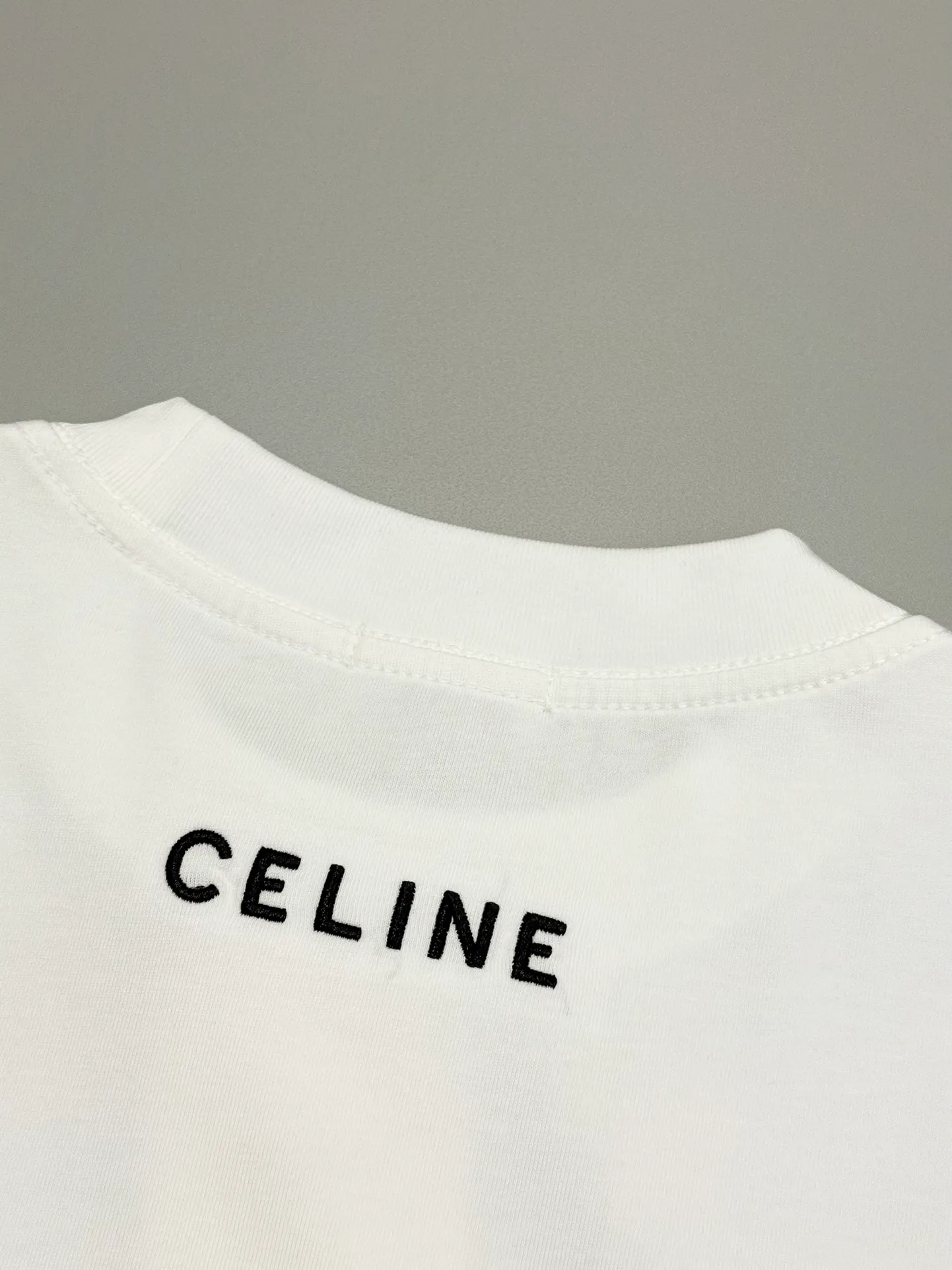 🅿️190 [High quality] CELINE 25ss front panel embroidery process, thickened two-color LOGO, English embroidery on the back, round neck short-sleeved T-shirt, with personalized street design style. The fabric is made of 32 counts of 280g fine cotton double yarn fabric. Customized same-tank dyed fabric. It feels very comfortable, fashionable and personalized. It is super versatile and good-looking. It is very suitable for both men and women. A must-have style. Tag, collar label, washed wheat, three complete labels, packaging, copy paper Packaging sticker color: black white size: S~XL