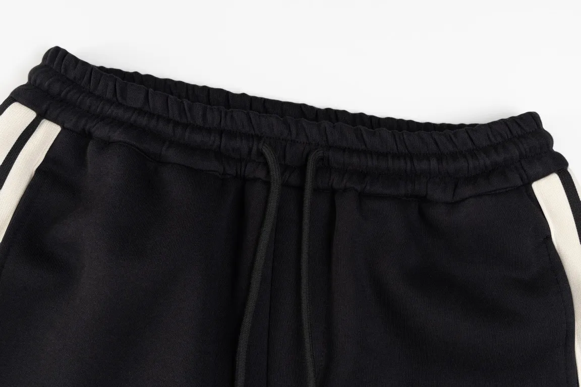 🅿️280 Style No./G169 Celine three-bar classic embroidery small label web sweatpants CELINE official website consistent style Fabric: 450g high-weight premium composite fabrics Weaving and dyeing elastic waist in the same color in the same cylinder Classic letter embroidery full small label ➕ Ribbon technology Supporting: complete three labels Cardboard oil paper code sticker packaging High temperature pre-shrinking process before production will not shrink and deform Imported machine professional plate production os version Can wear up to 200 pounds. Size is measured manually. Error of 2-3cm is normal. Color: Black Size: s m l xl
