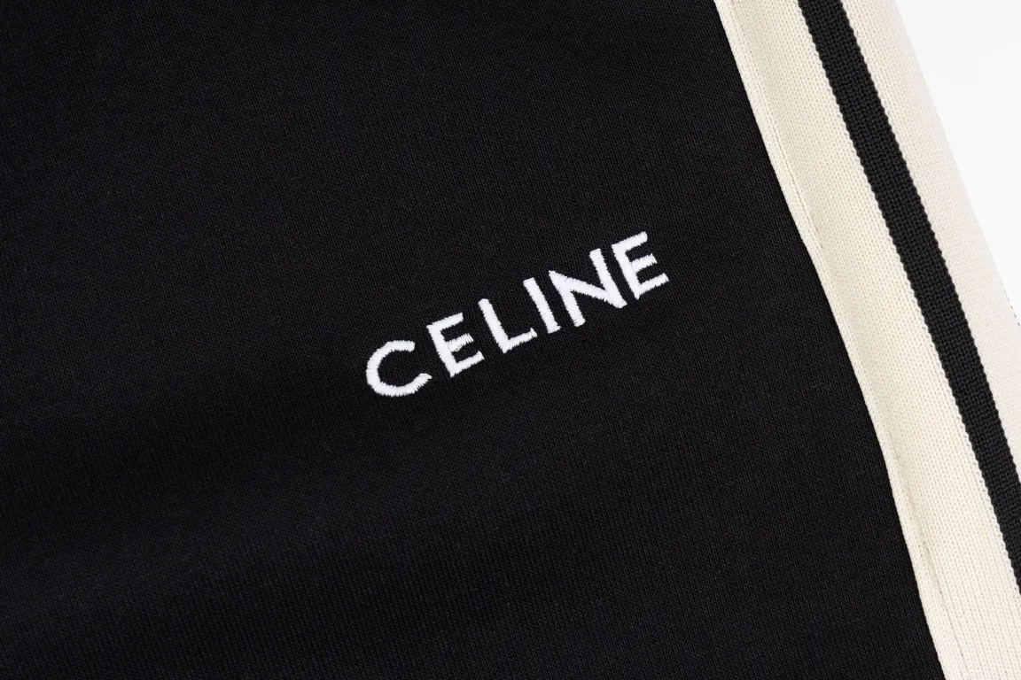 🅿️280 Style No./G169 Celine three-bar classic embroidery small label web sweatpants CELINE official website consistent style Fabric: 450g high-weight premium composite fabrics Weaving and dyeing elastic waist in the same color in the same cylinder Classic letter embroidery full small label ➕ Ribbon technology Supporting: complete three labels Cardboard oil paper code sticker packaging High temperature pre-shrinking process before production will not shrink and deform Imported machine professional plate production os version Can wear up to 200 pounds. Size is measured manually. Error of 2-3cm is normal. Color: Black Size: s m l xl