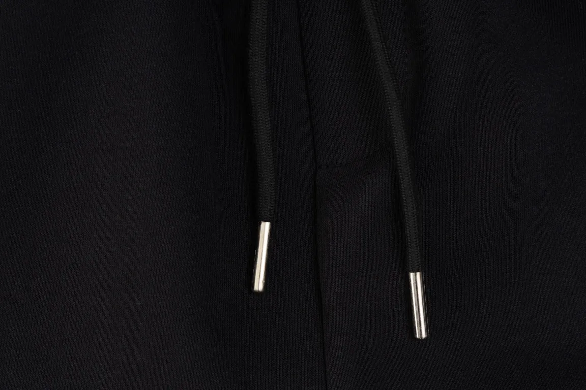 🅿️280 Style No./G169 Celine three-bar classic embroidery small label web sweatpants CELINE official website consistent style Fabric: 450g high-weight premium composite fabrics Weaving and dyeing elastic waist in the same color in the same cylinder Classic letter embroidery full small label ➕ Ribbon technology Supporting: complete three labels Cardboard oil paper code sticker packaging High temperature pre-shrinking process before production will not shrink and deform Imported machine professional plate production os version Can wear up to 200 pounds. Size is measured manually. Error of 2-3cm is normal. Color: Black Size: s m l xl