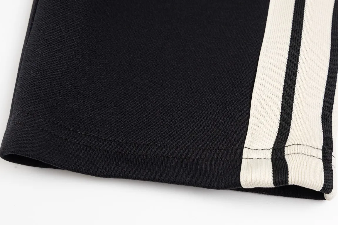 🅿️280 Style No./G169 Celine three-bar classic embroidery small label web sweatpants CELINE official website consistent style Fabric: 450g high-weight premium composite fabrics Weaving and dyeing elastic waist in the same color in the same cylinder Classic letter embroidery full small label ➕ Ribbon technology Supporting: complete three labels Cardboard oil paper code sticker packaging High temperature pre-shrinking process before production will not shrink and deform Imported machine professional plate production os version Can wear up to 200 pounds. Size is measured manually. Error of 2-3cm is normal. Color: Black Size: s m l xl
