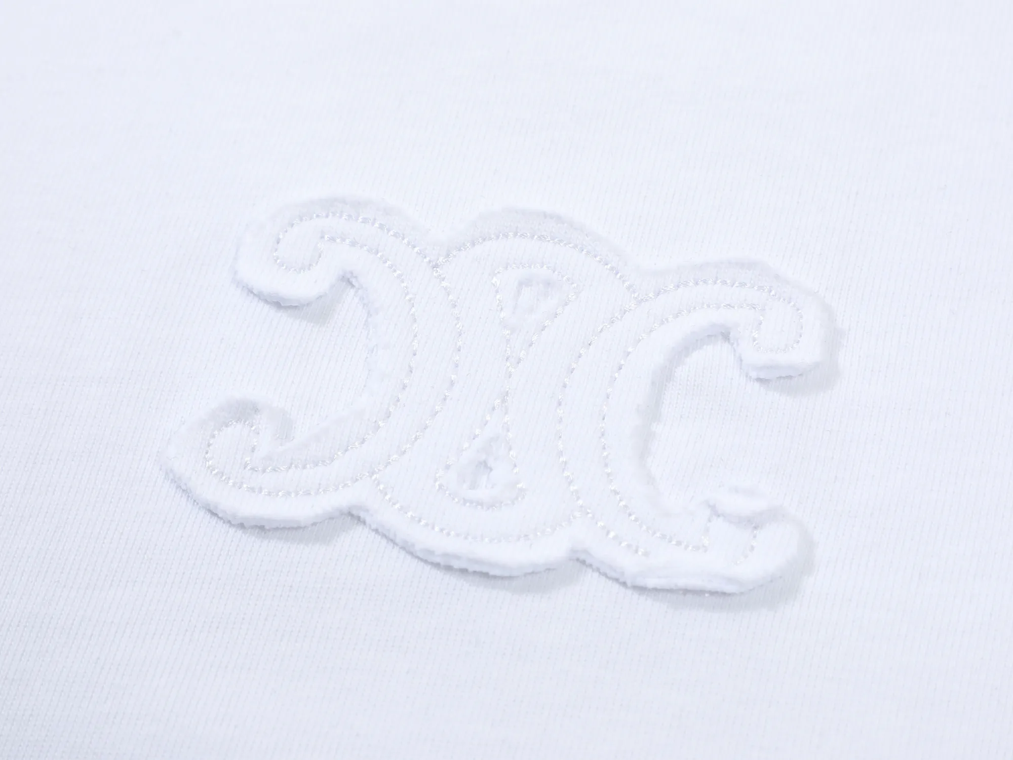 🅿️170 Celin* Celin LOGO embroidery stickers with hand-cut letters‼ ️Short-sleeved T-shirt® *Customized 280g cotton fabric, the fabric is soft, skin-friendly and comfortable *Laminated letter logo on the front *A very simple and elegant one that is unparalleled in terms of upper body comfort, interpreting your luxury and taste, and creating your fashionable charm. ⚠️Washing method: It is recommended to dry clean or wrap the reverse side in a laundry bag and machine wash it quickly in cold water and let it dry naturally! ⚠️ Unisex style 𝐂𝐎𝐋𝐎𝐔𝐑: White Black 𝐒𝐈𝐙𝐄: S-XL