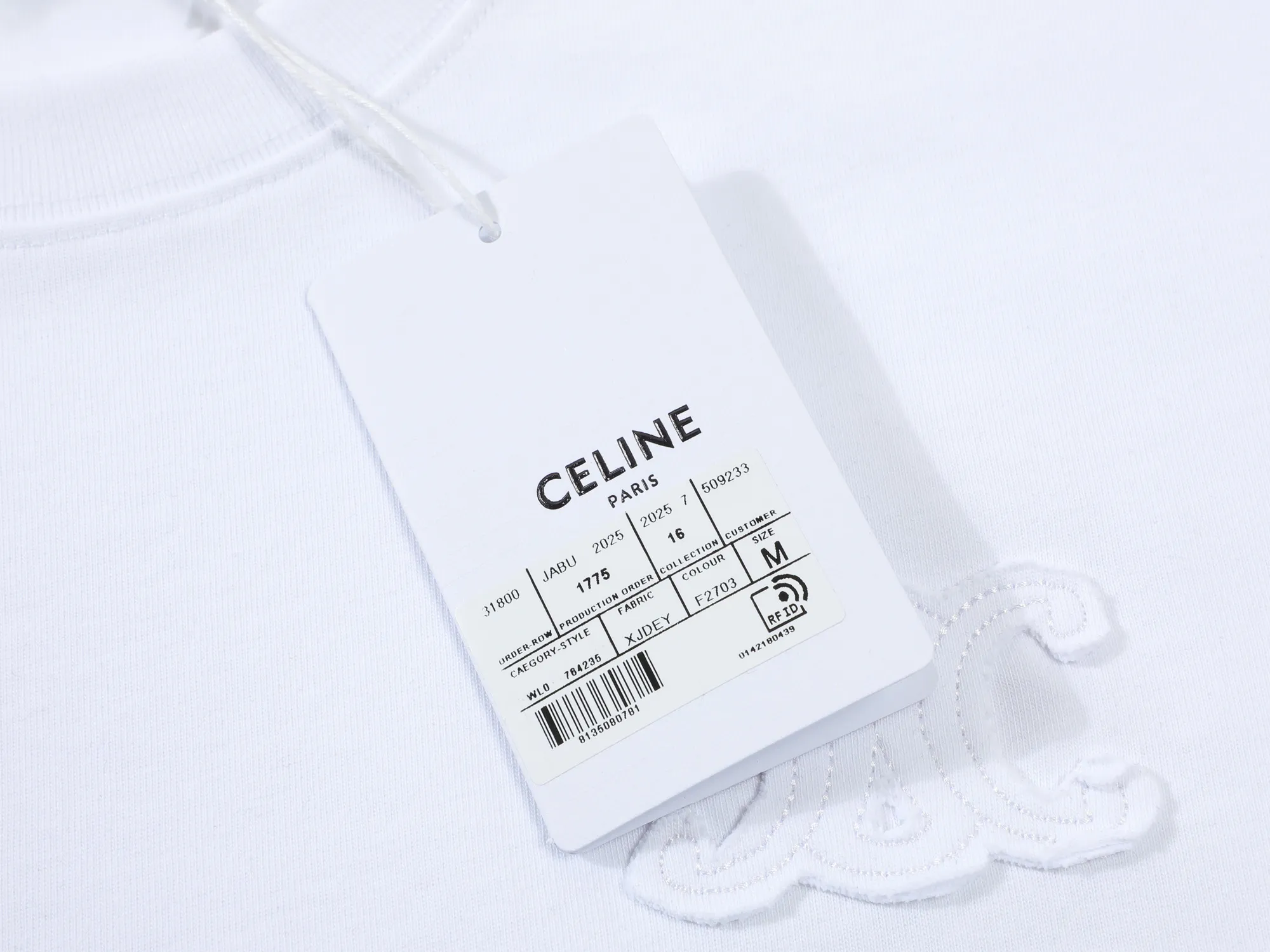 🅿️170 Celin* Celin LOGO embroidery stickers with hand-cut letters‼ ️Short-sleeved T-shirt® *Customized 280g cotton fabric, the fabric is soft, skin-friendly and comfortable *Laminated letter logo on the front *A very simple and elegant one that is unparalleled in terms of upper body comfort, interpreting your luxury and taste, and creating your fashionable charm. ⚠️Washing method: It is recommended to dry clean or wrap the reverse side in a laundry bag and machine wash it quickly in cold water and let it dry naturally! ⚠️ Unisex style 𝐂𝐎𝐋𝐎𝐔𝐑: White Black 𝐒𝐈𝐙𝐄: S-XL