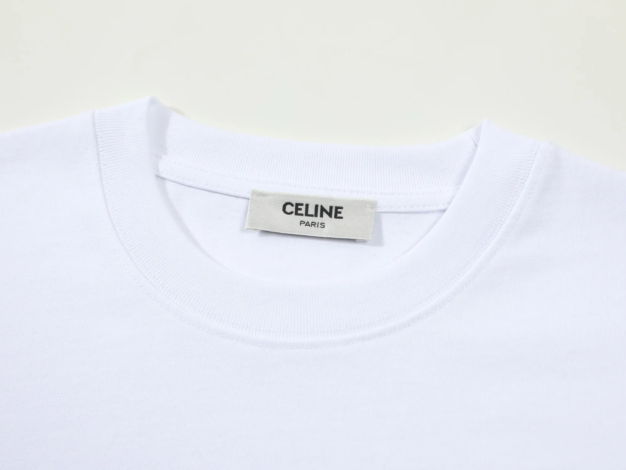 🅿️170 Celin* Celin LOGO embroidery stickers with hand-cut letters‼ ️Short-sleeved T-shirt® *Customized 280g cotton fabric, the fabric is soft, skin-friendly and comfortable *Laminated letter logo on the front *A very simple and elegant one that is unparalleled in terms of upper body comfort, interpreting your luxury and taste, and creating your fashionable charm. ⚠️Washing method: It is recommended to dry clean or wrap the reverse side in a laundry bag and machine wash it quickly in cold water and let it dry naturally! ⚠️ Unisex style 𝐂𝐎𝐋𝐎𝐔𝐑: White Black 𝐒𝐈𝐙𝐄: S-XL